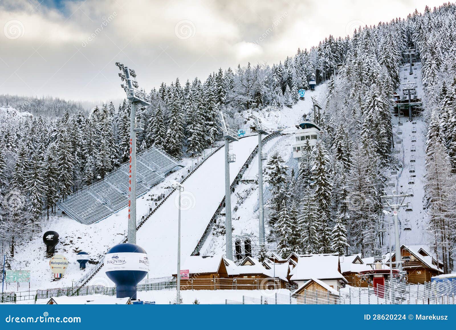 Salto di sci in Zakopane, Polonia. ZAKOPANE - 9 GENNAIO: Il salto di sci aperto in 1925, individuato sul pendio nordico della collina Krokiew è famoso di uguagliare la coppa del Mondo nell'ambito di indicatore luminoso artificiale in Zakopane in Polonia il 9 gennaio 2013.