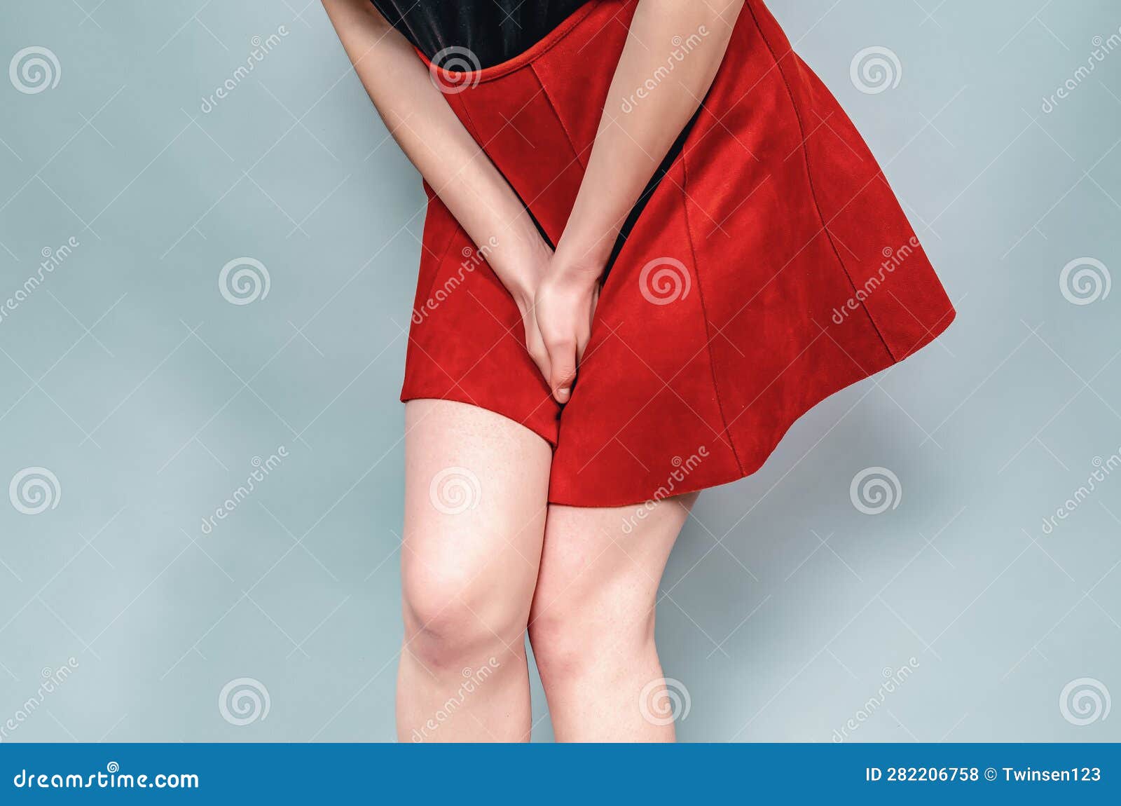 Las piernas de una mujer en un verano falda roja caminando Fotografía de  stock - Alamy