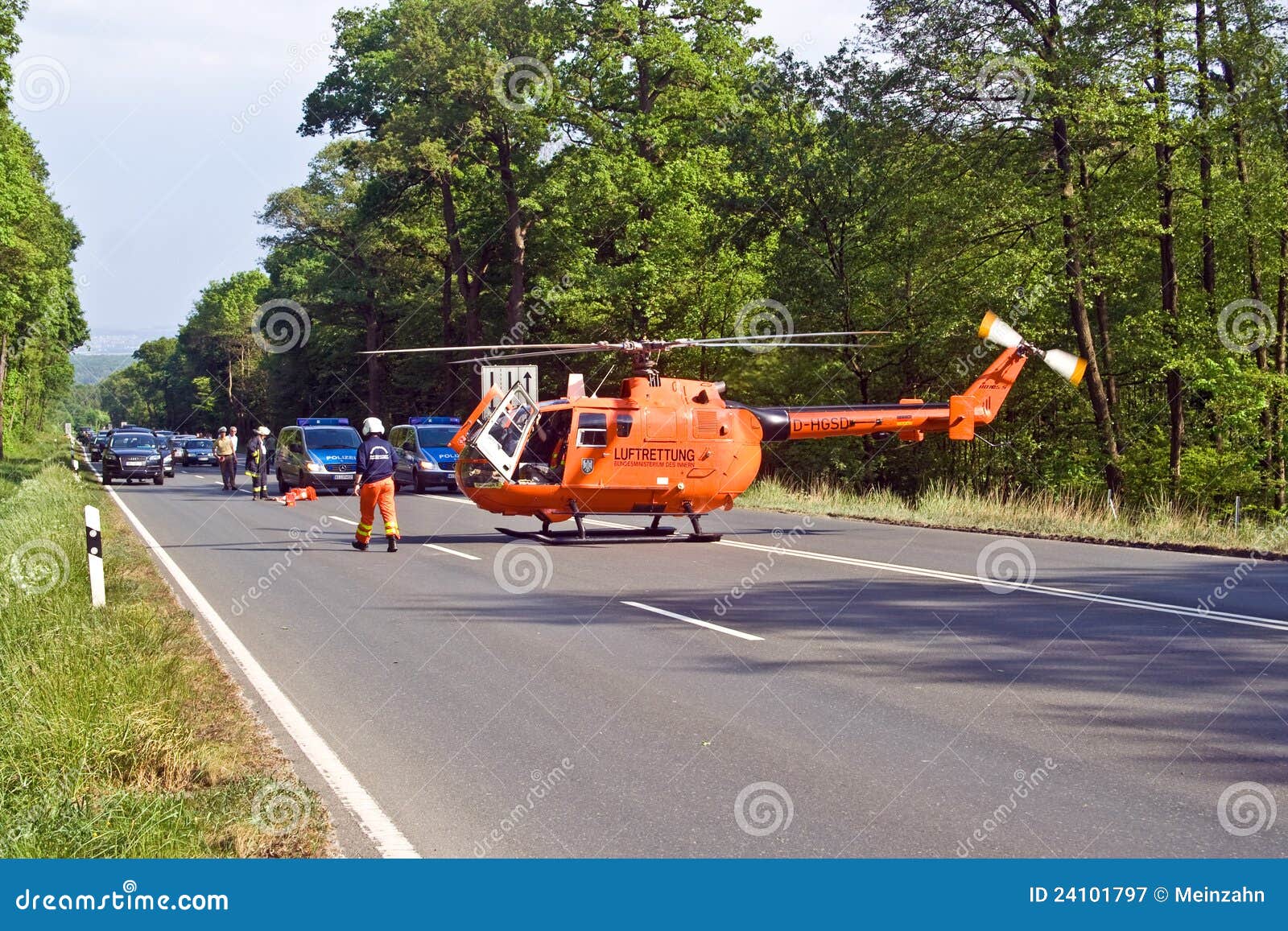 Salvataggio in Helicopter. HOMBURG DIFETTOSO, GERMANIA - 5 maggio: L'elicottero sta sbarcando sulla via per salvare e trasportare l'assicurato seriamente dall'incidente stradale all'ospedale, maggio 05.2007, Homburg difettoso, Germania