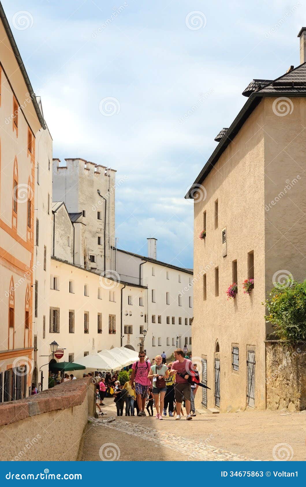 SALZBURG, OOSTENRIJK - JULI 30: De toeristen bezoeken Salzburg op 30 Juli, 2013 in Salzburg, Oostenrijk. Salzburg is geboorteplaats van Wolfgang Amadeus Mozart. De stad werd vermeld als Unesco-Plaats van de Werelderfenis in 1997.