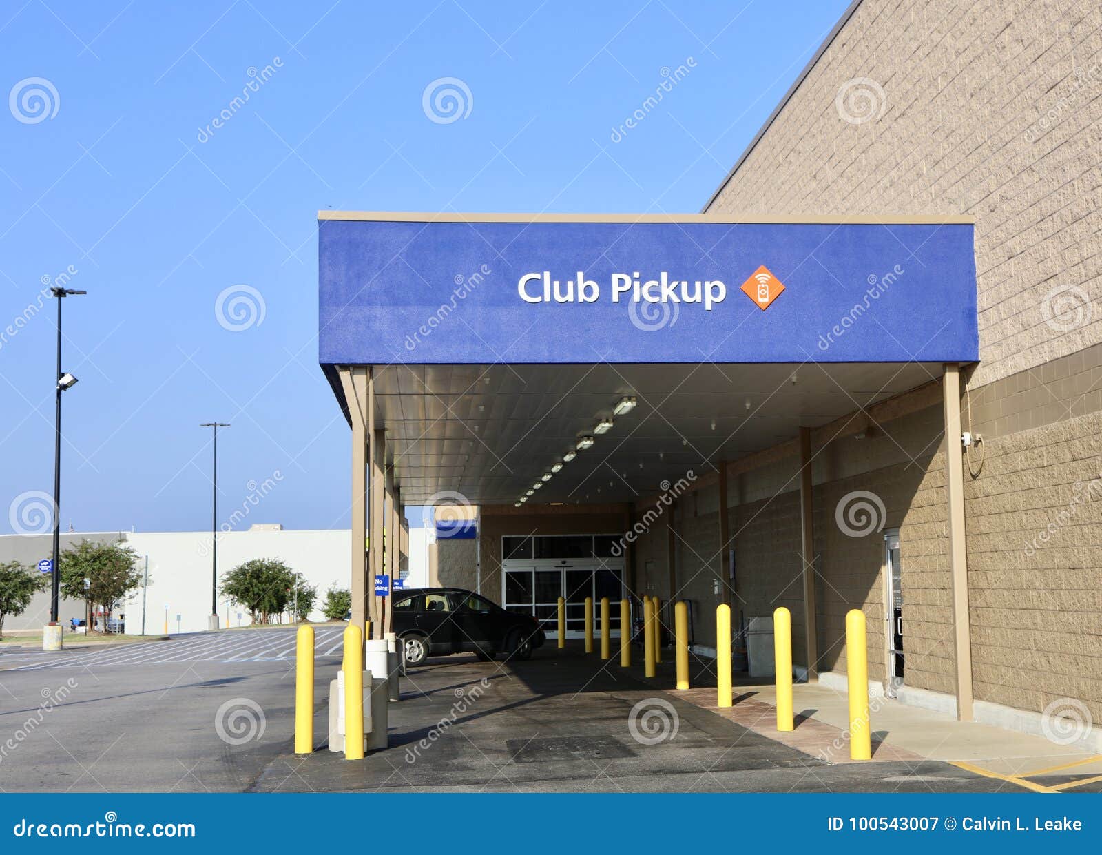 Sam`s Club Pick-up Parking editorial photography. Image of lunch - 100543007