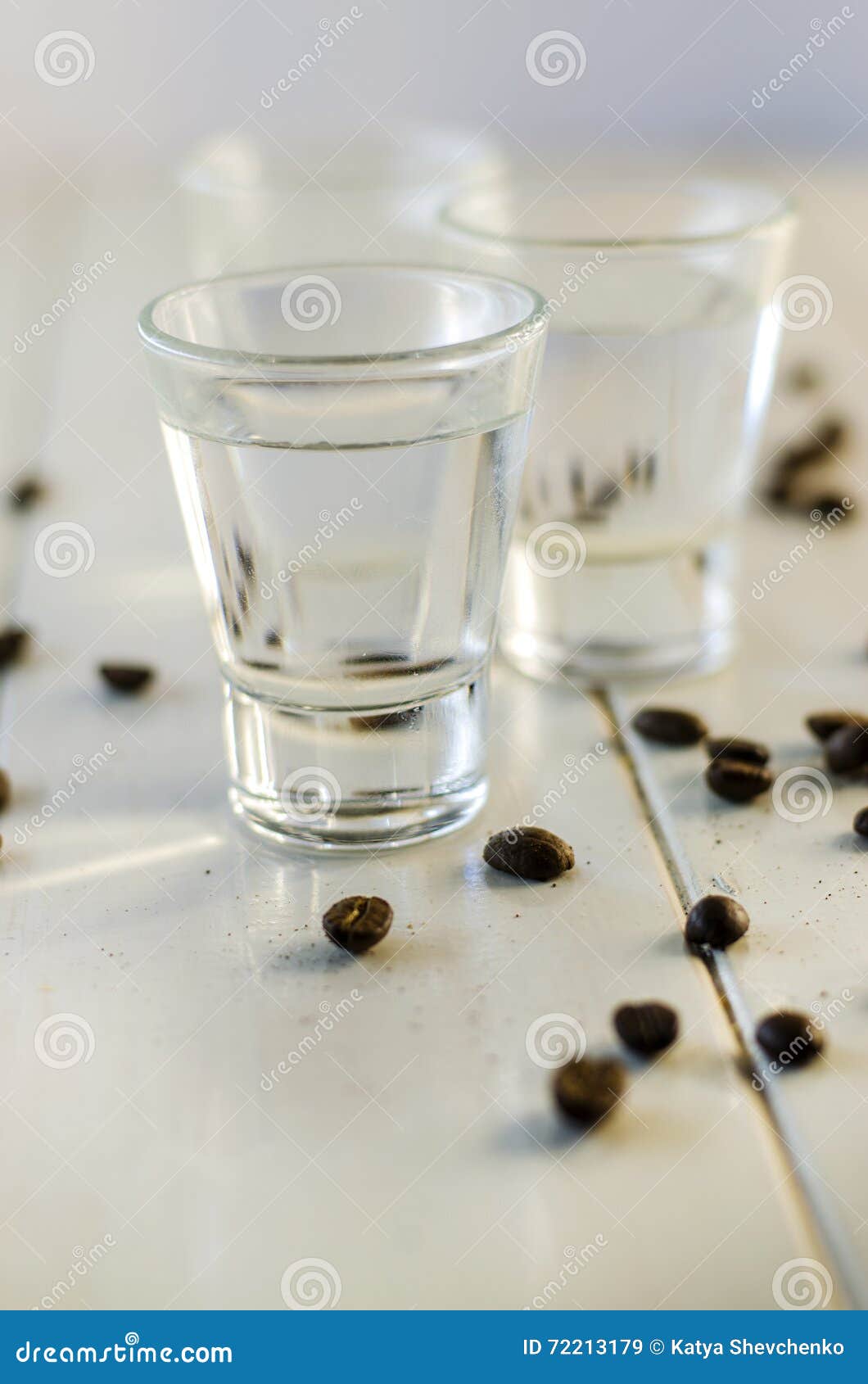 Sambuca in Geschotene Glazen En Koffiebonen Stock Afbeelding - Image of kantelen, alcohol: