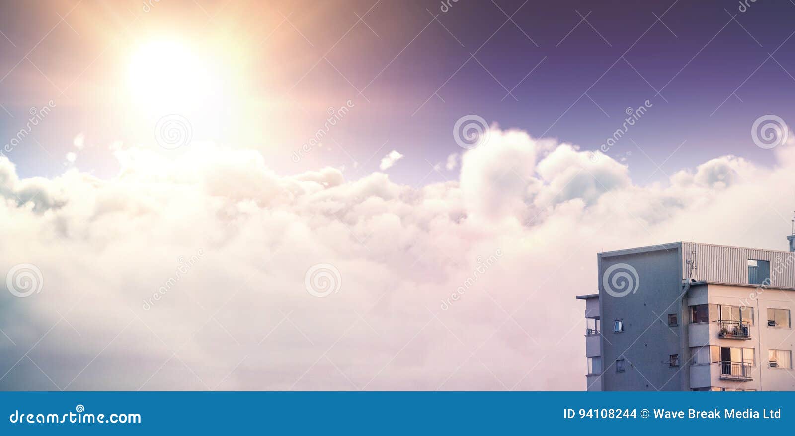 Samengesteld beeld van rustige scène van heldere zon over cloudscape. Rustige scène van heldere zon over cloudscape tegen bebouwd beeld van de bouw tegen hemel