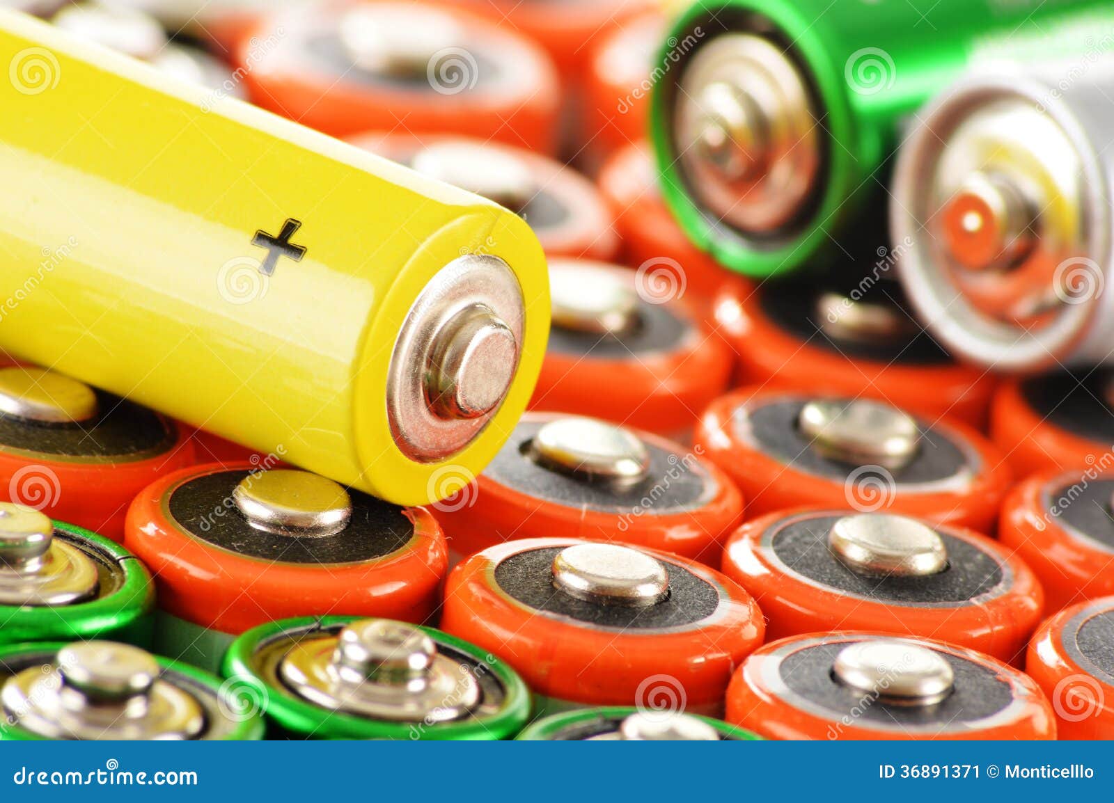 Samenstelling Met Alkalische Batterijen. Chemisch Afval Stock Afbeelding -  Image of elektro, verschil: 36891371