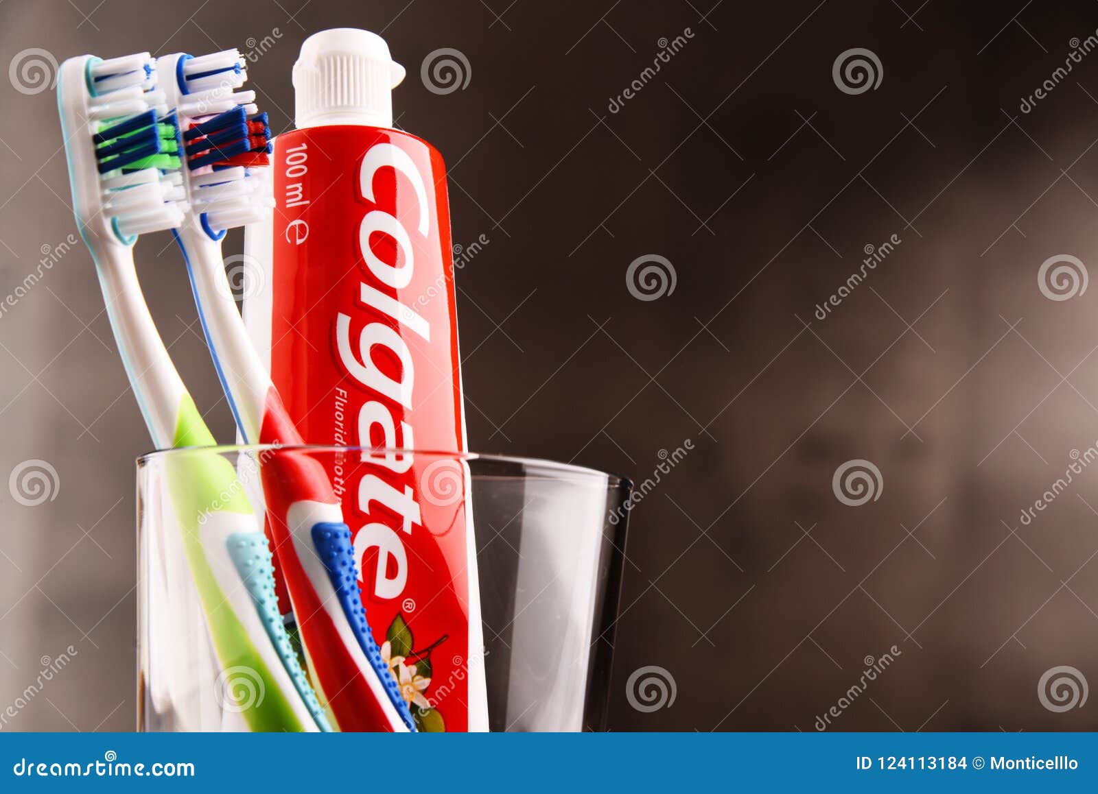 Heb geleerd natuurlijk Walter Cunningham Samenstelling Met De Tandpasta En De Tandenborstel Van Colgate Redactionele  Stock Afbeelding - Image of merk, colgate: 124113184