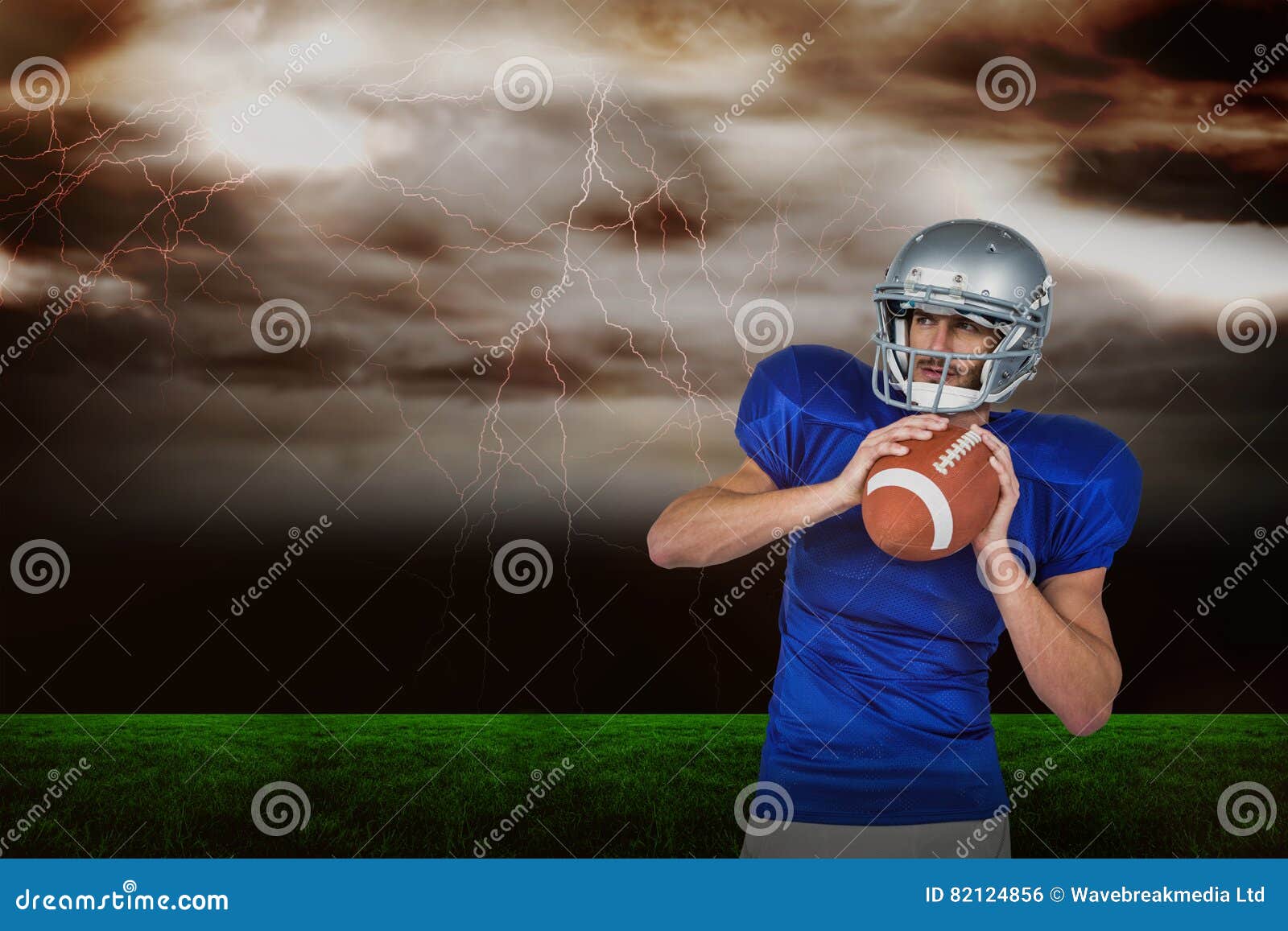 Sammansatt bild av amerikansk vit för fotbollsspelareinnehavboll som bort ser. Amerikansk för innehavboll för fotbollsspelare som 3D vit ser bort mot stormig mörk himmel med blixtbultar