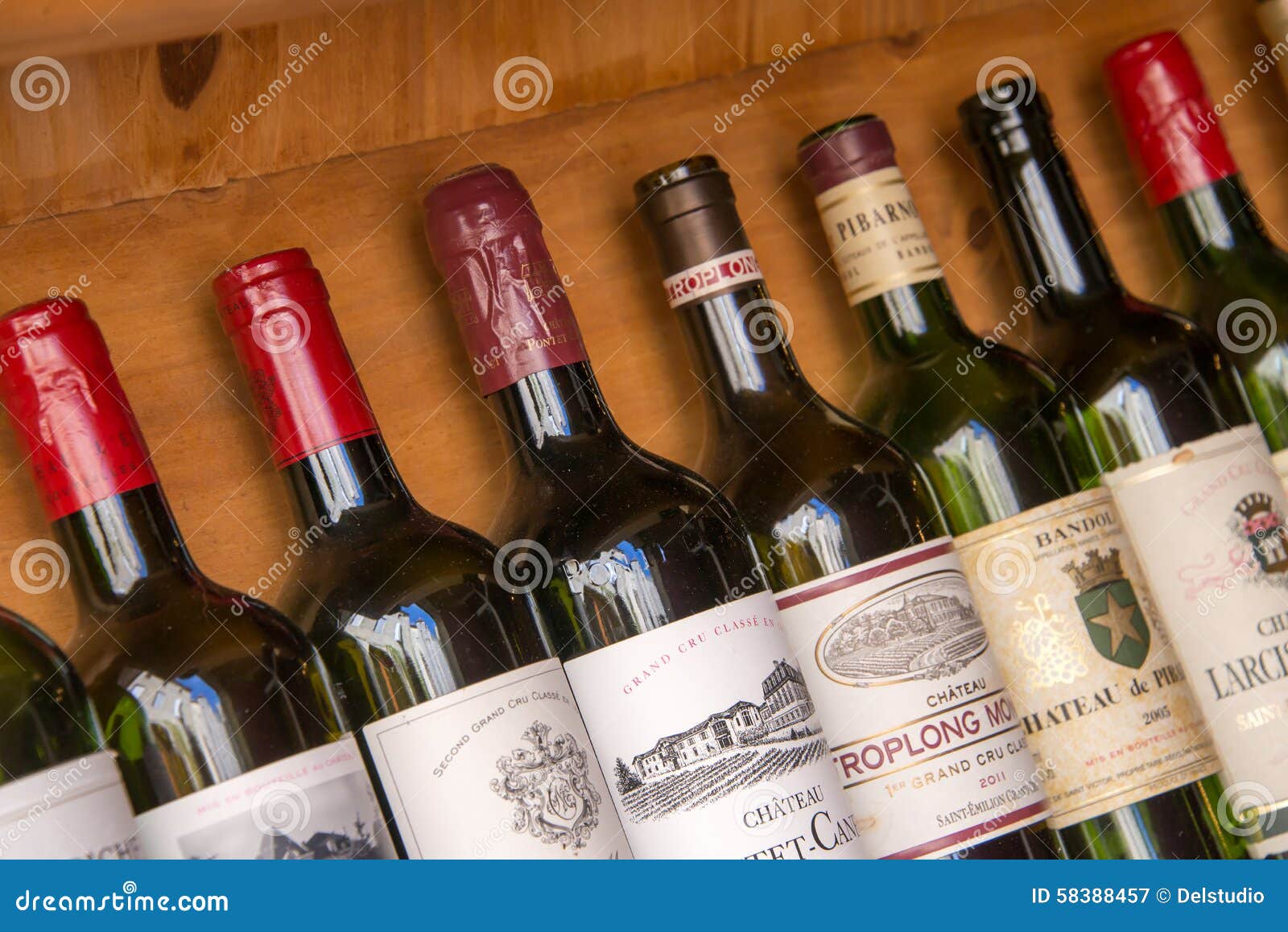 Sammlung Flaschen Weine Von Bordeaux Redaktionelles Stockfotografie