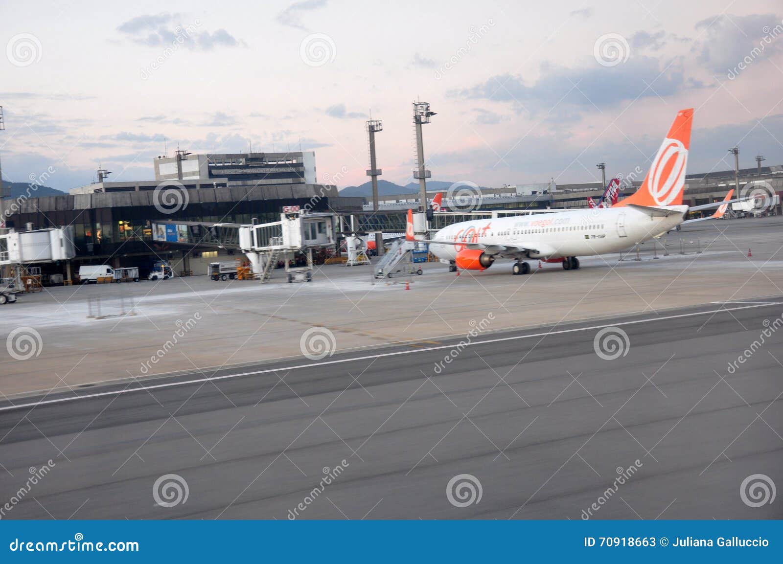 Samolot przy bramą, Guarulhos lotnisko międzynarodowe, Sao Paulo, Brazylia. Samolot parkujący przy bramą Guarulhos lotnisko międzynarodowe w Sao Paulo, Brazylia