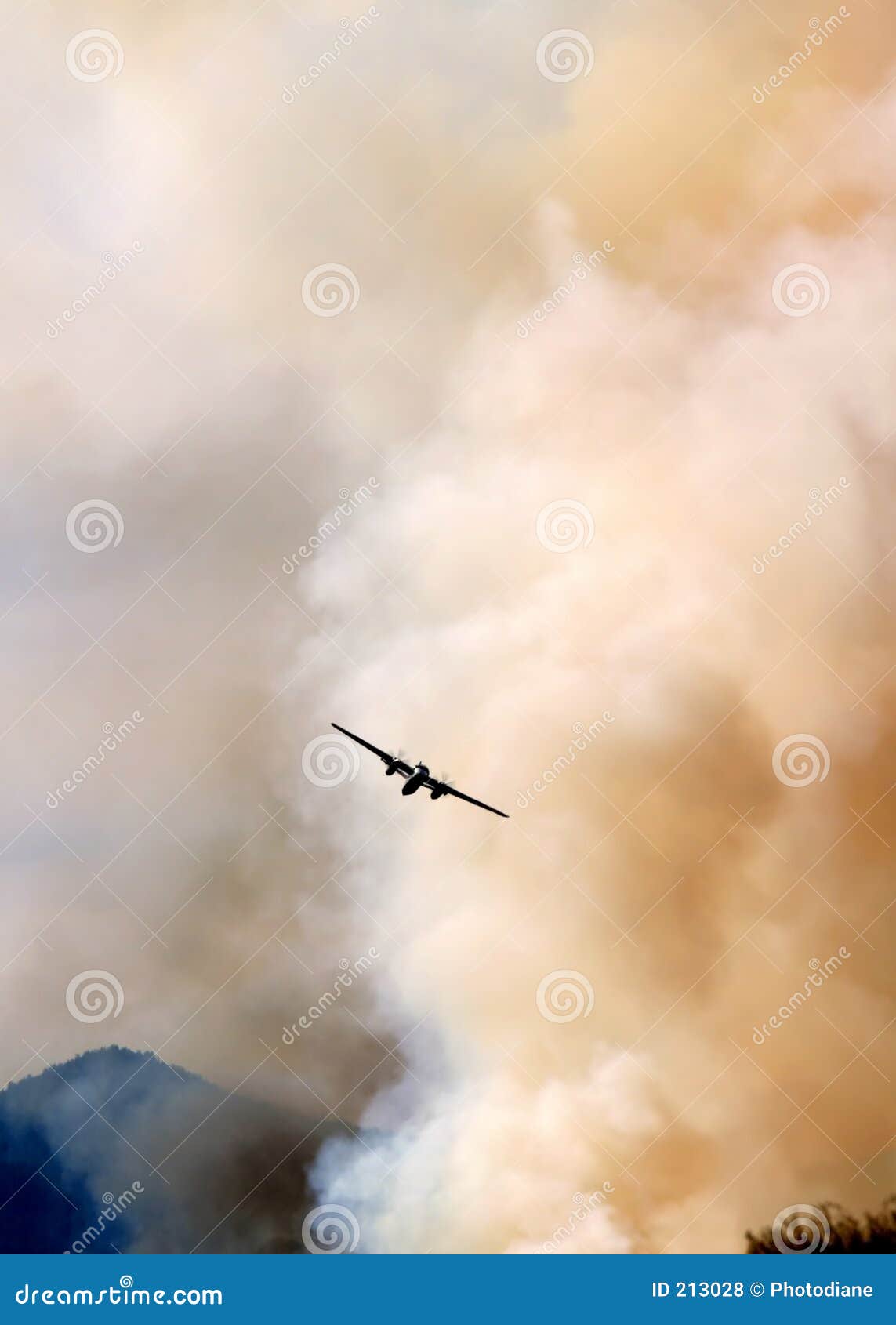 Samolot walk ogień. Zapalić ogień latania samolotów