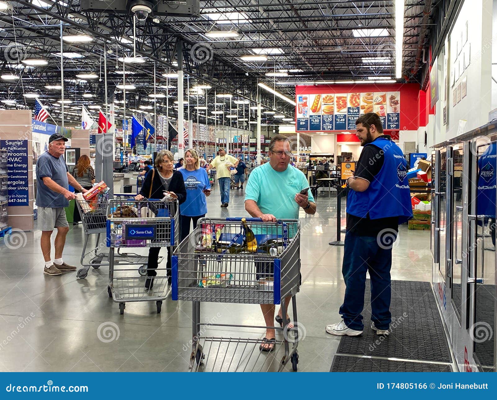 A Sams Club Employee Checking Customers Items Editorial Photo - Image of  consumable, company: 174805166