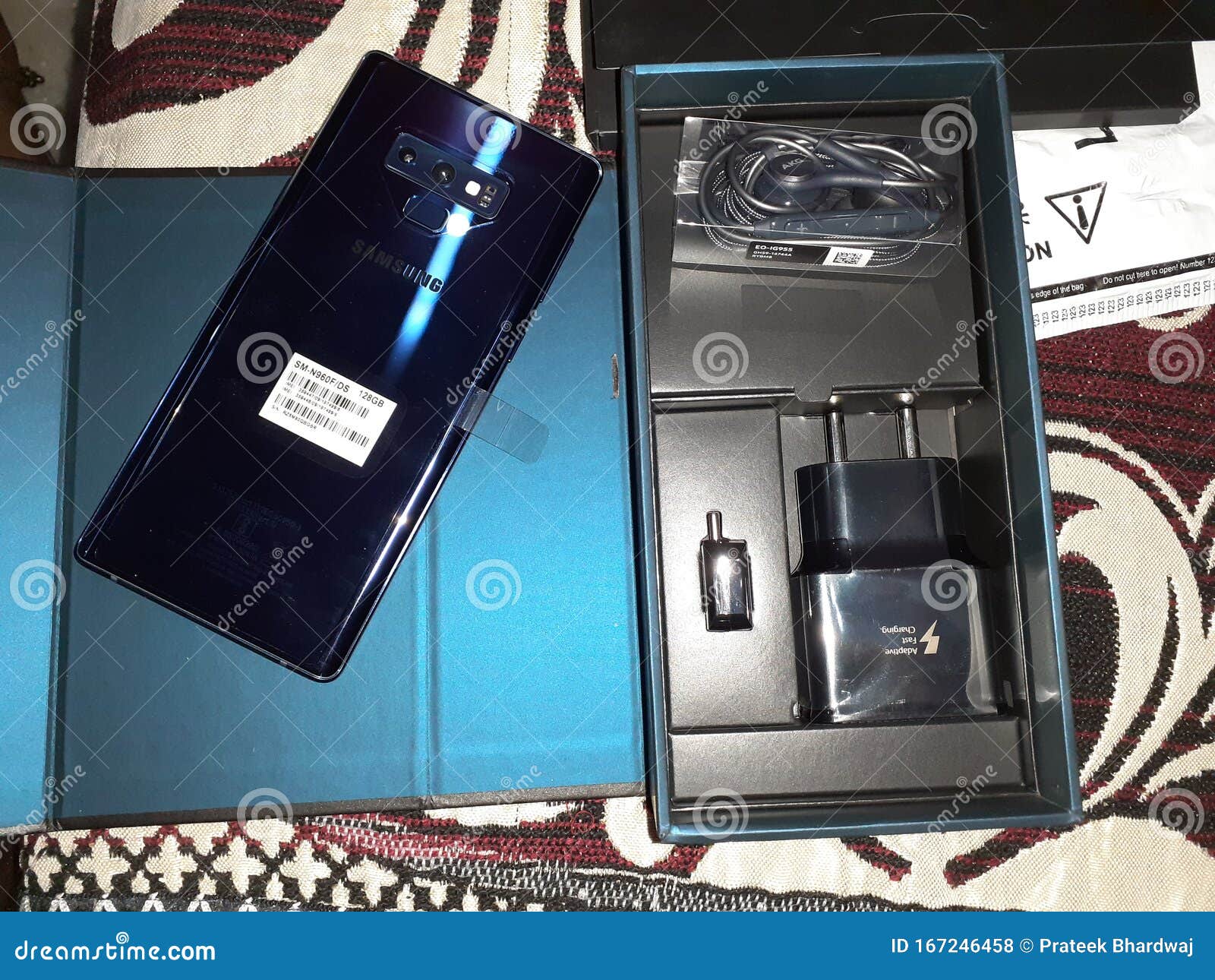 Activamente parque Ceder Samsung Galaxy Note 9, Azul Con Caja Foto de archivo editorial - Imagen de  accesorios, pluma: 167246458