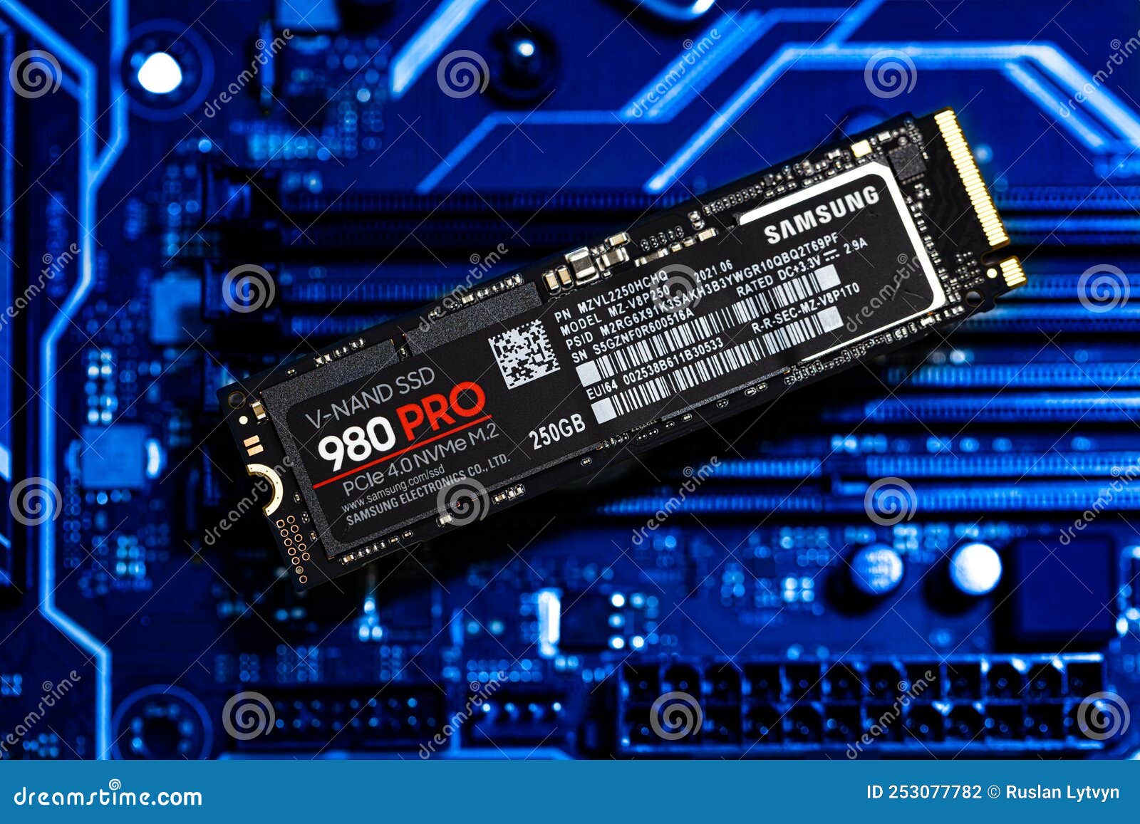 Samsung Ssd 980 Pro Pcle 40 Nvme M2 Sur Fond De Carte Mère