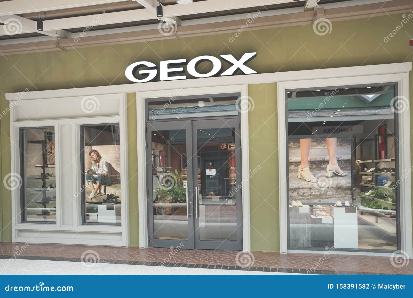 GEOX Store in the New One Shopping Mall Named Central Editorial Photography - Image of sale, samut: 158391582