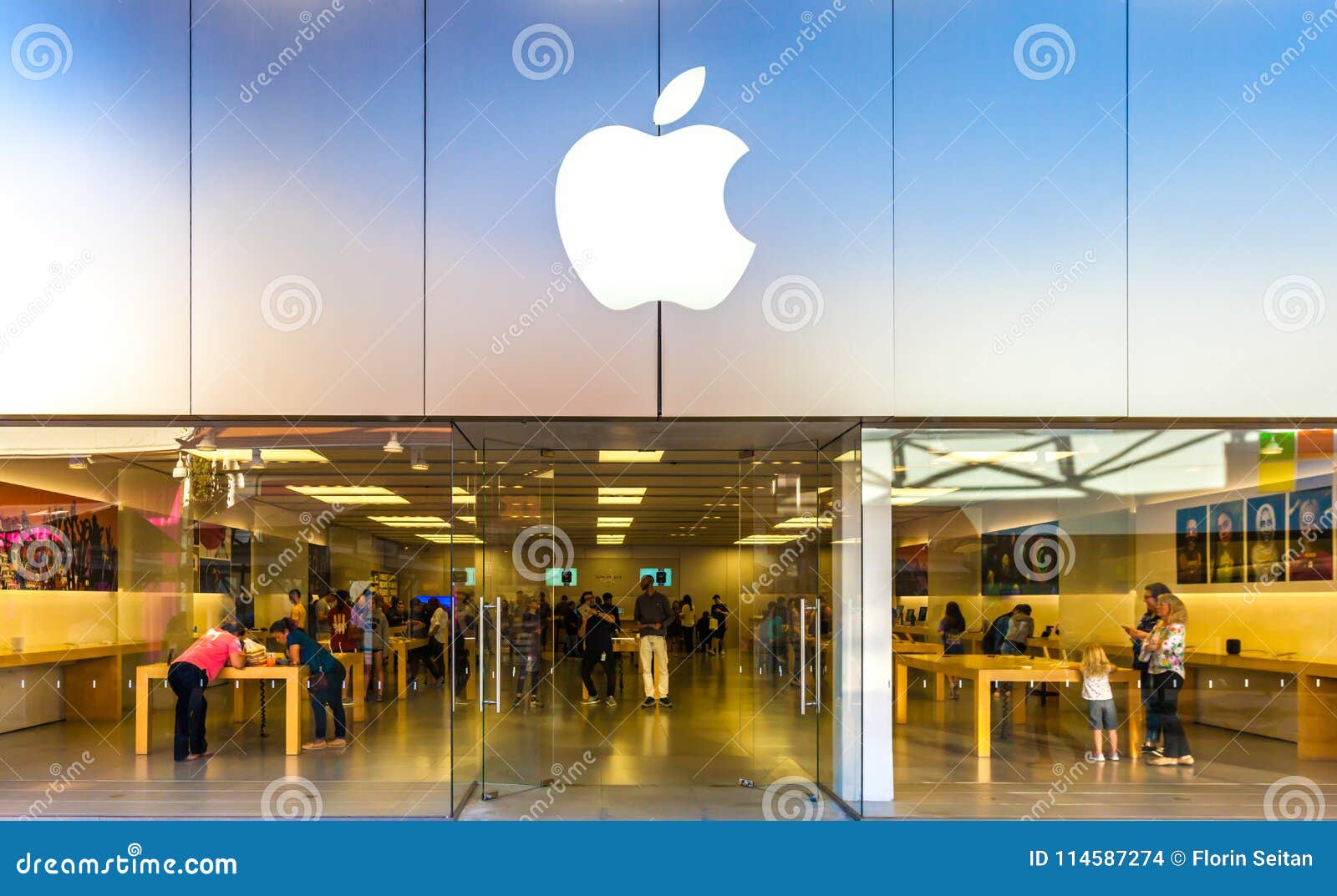 SAN ANTONIO, TEXAS - APRIL 12, 2018 - Entrance of Apple store located at La  Cantera Mall with people shopping Stock Photo - Alamy