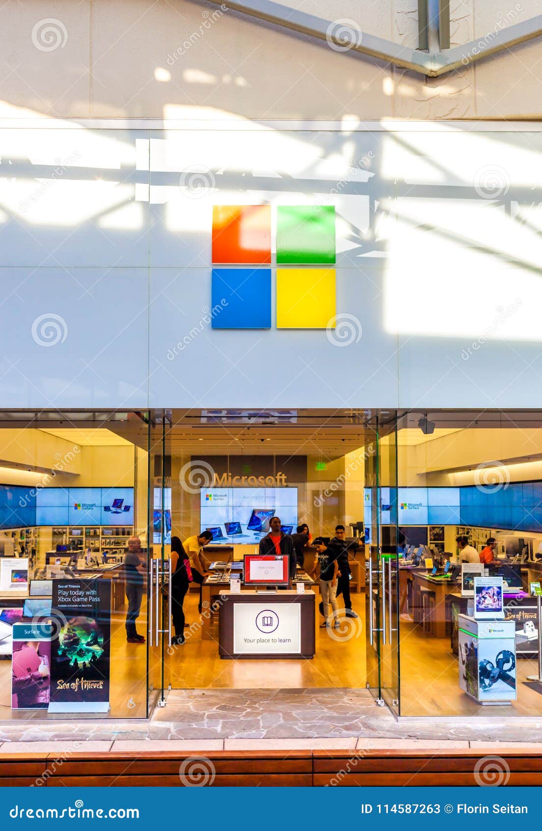 SAN ANTONIO, TEXAS - APRIL 12, 2018 - Entrance of Apple store located at La  Cantera Mall with people shopping Stock Photo - Alamy