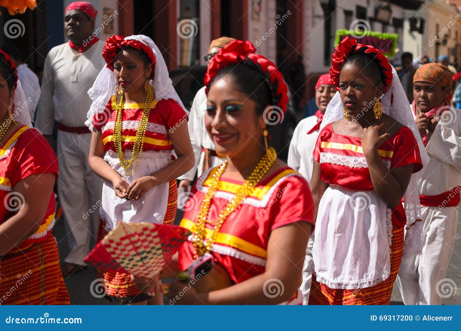 SAN CRISTOBAL DE LAS CASAS, MÉXICO, O 13 DE DEZEMBRO DE 2015: Mulheres em t. SAN CRISTOBAL DE LAS CASAS, MÉXICO, O 13 DE DEZEMBRO DE 2015: Mulheres no vestido tradicional de Chiapas que andam fora