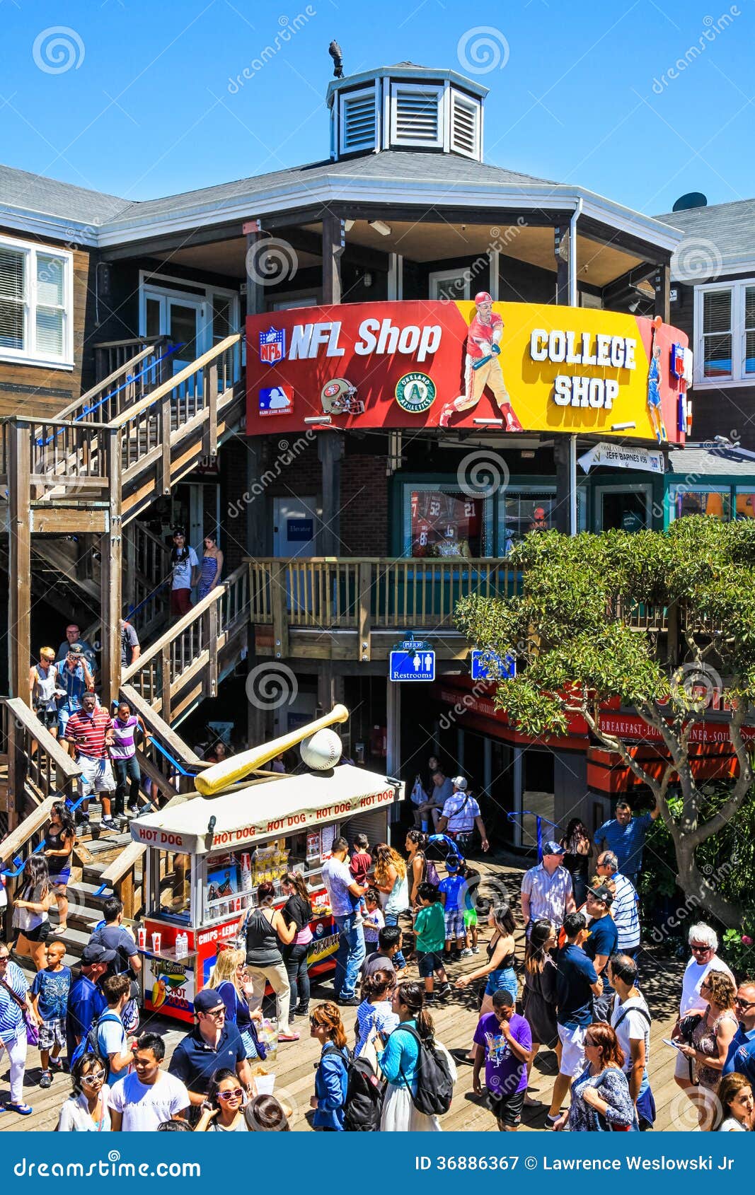 Pier 39 shops and restaurants near Fisherman´s Wharf, San