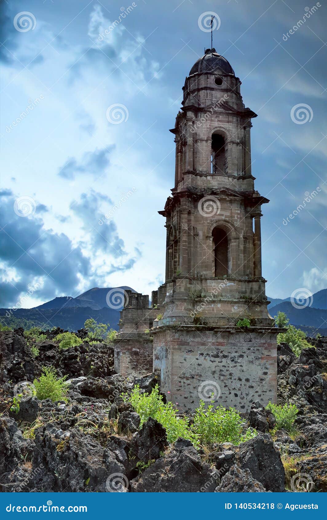 San Juan Parangaricutiro, Michoacan, México Pueblo Destruido Durante La  Formación Del Volcán De ParÃcutin En 1943 Foto de archivo - Imagen de  alarma, iglesia: 140534218