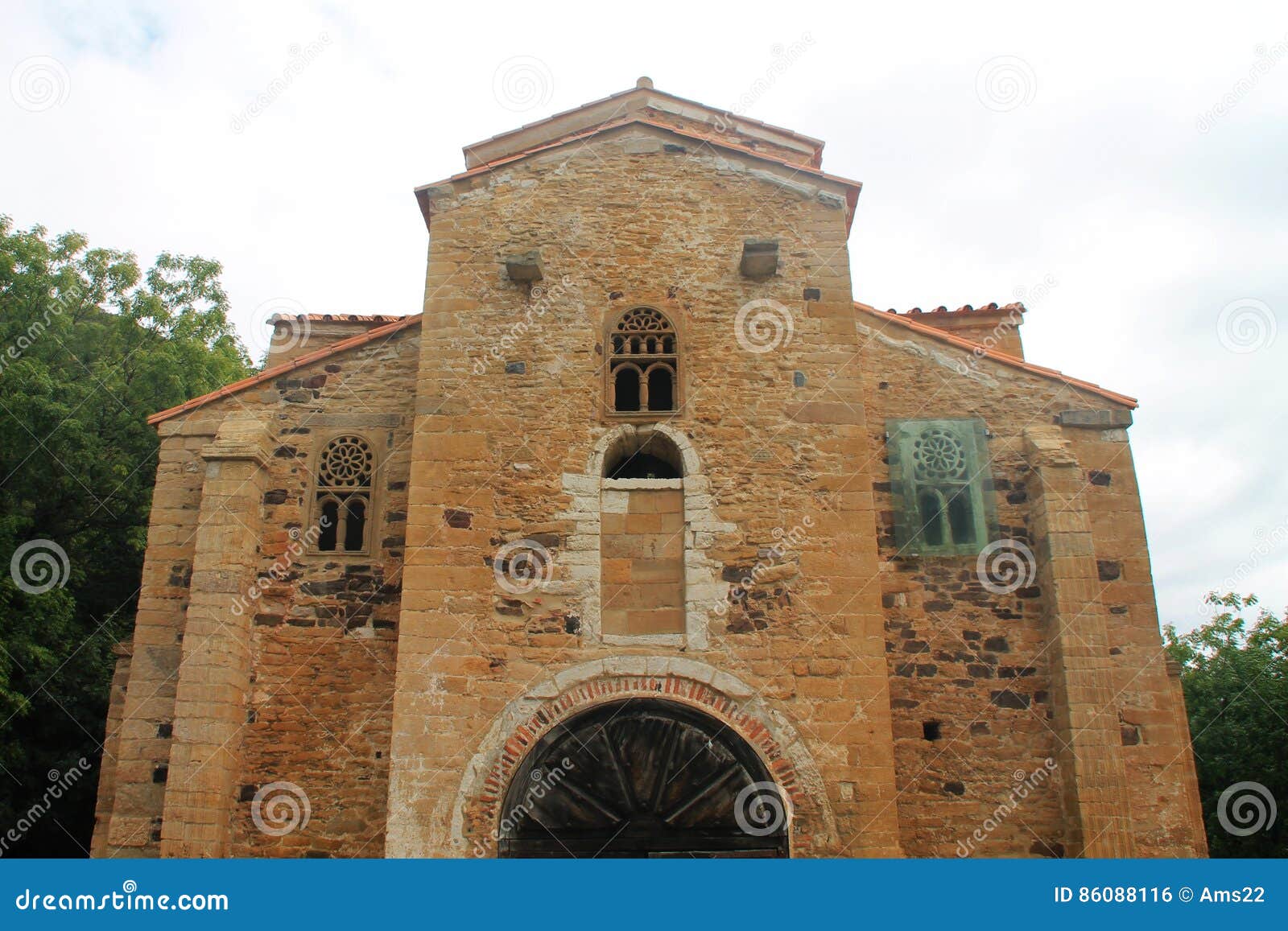 San Miguel de Lillo, Oviedo, Spanien. St Michael von Lillo ist eine Kirche, die auf dem Naranco-Berg, nahe der Kirche von Sankt MarÃa Del Naranco in Oviedo, Asturien, Spanien errichtet wird Es wurde ursprünglich nach St Mary bis diese Anbetung eingeweiht, die zum nahe gelegenen Palast im des 12. Jahrhunderts geführt wurde und verließ diese Kirche eingeweiht nach St Michael Es ist eine UNESCO-Welterbestätte seit 1985 gewesen Es hatte ursprünglich einen Basilikagrundriss, drei Gänge mit einem Tonnengewölbe, obgleich der Teil der ursprünglichen Struktur verschwunden ist, als das Gebäude während der 12. oder des 13. Jahrhunderts einstürzte Heutzutage konserviert es seine Westhälfte von diesem Zeitraum, zusammen mit einigen Elementen im Rest der Kirche wie der fantastischen Pfosten im Vestibül oder im außerordentlichen Gitter auf dem Fenster der südlichen Wand, gemeißelt von einem Einzelstück Stein