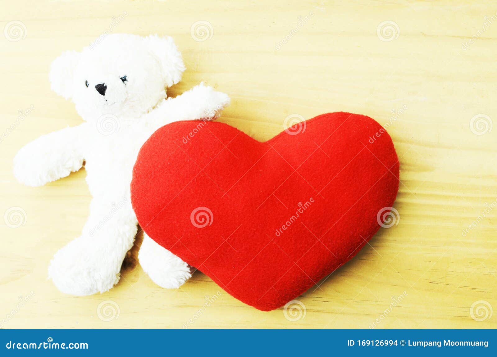San Valentino Orsetto Bianco Di Teddy Con Cuscino Di Cuore Rosso Su Sfondi  Di Legno Sopra Fotografia Stock - Immagine di divertimento, festa: 169126994