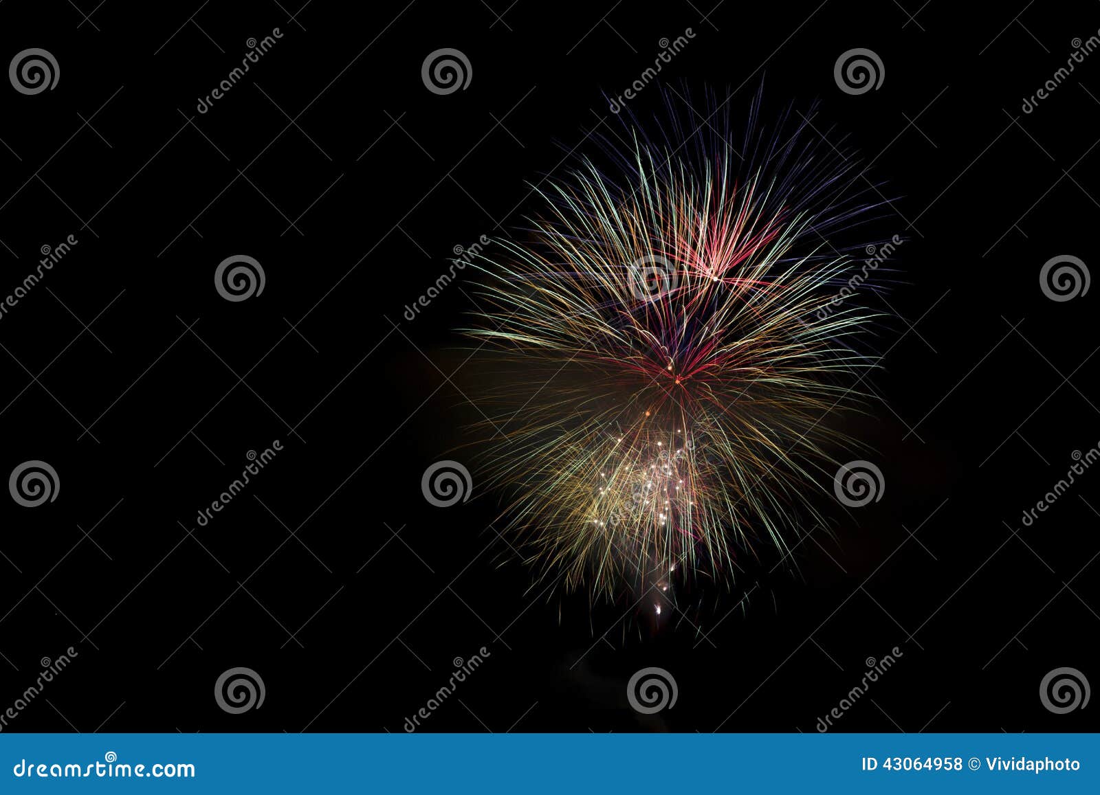 Une vue de San Vito Fireworks en île d'ischions en Italie