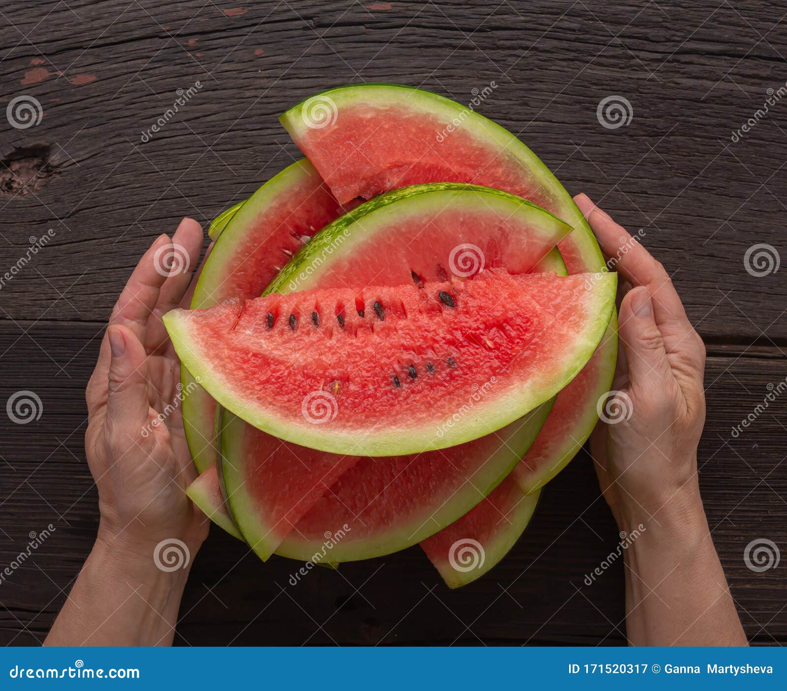 Sandía Casera, Sandía Jugosa, Cinta Dosificadora, Agua Infundida, Fondo De Madera, Fruta De La Sandía Imagen de archivo