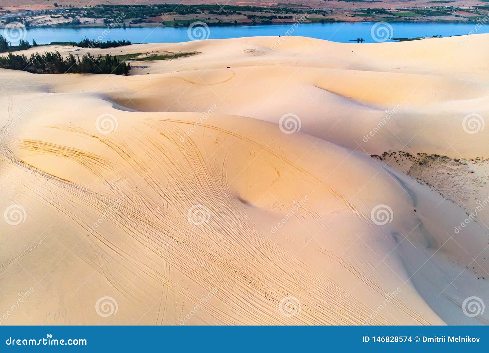 Thưởng thức hình ảnh về Cát Mũi Nẹp - những đội cát mịn màng và đầy màu sắc. Bức ảnh sẽ khiến bạn nghĩ ngay đến những chuyến đi ngắm cảnh đầy phiêu lưu và hứng khởi.