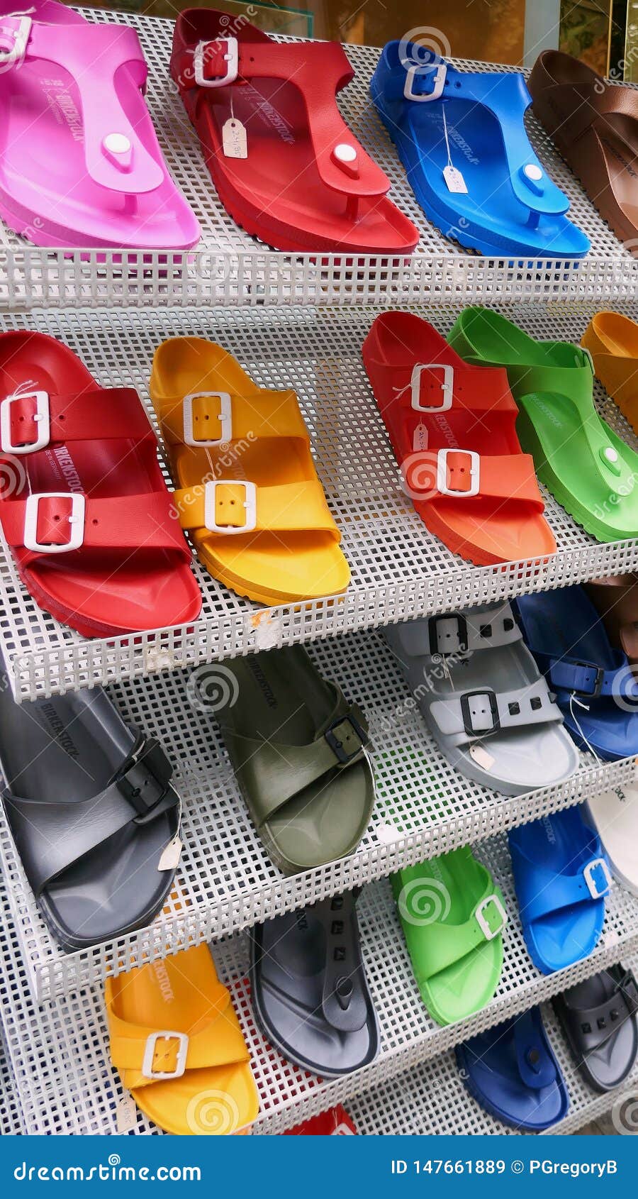 Sandalias Coloridas De Birkenstock En Venta En El Estante Del Zapato De La  Tienda Imagen de archivo editorial - Imagen de rosa, negro: 147661889