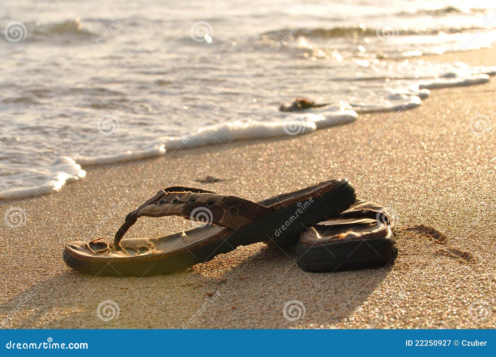 Sandalias en la playa imagen de archivo. Imagen de calma 22250927