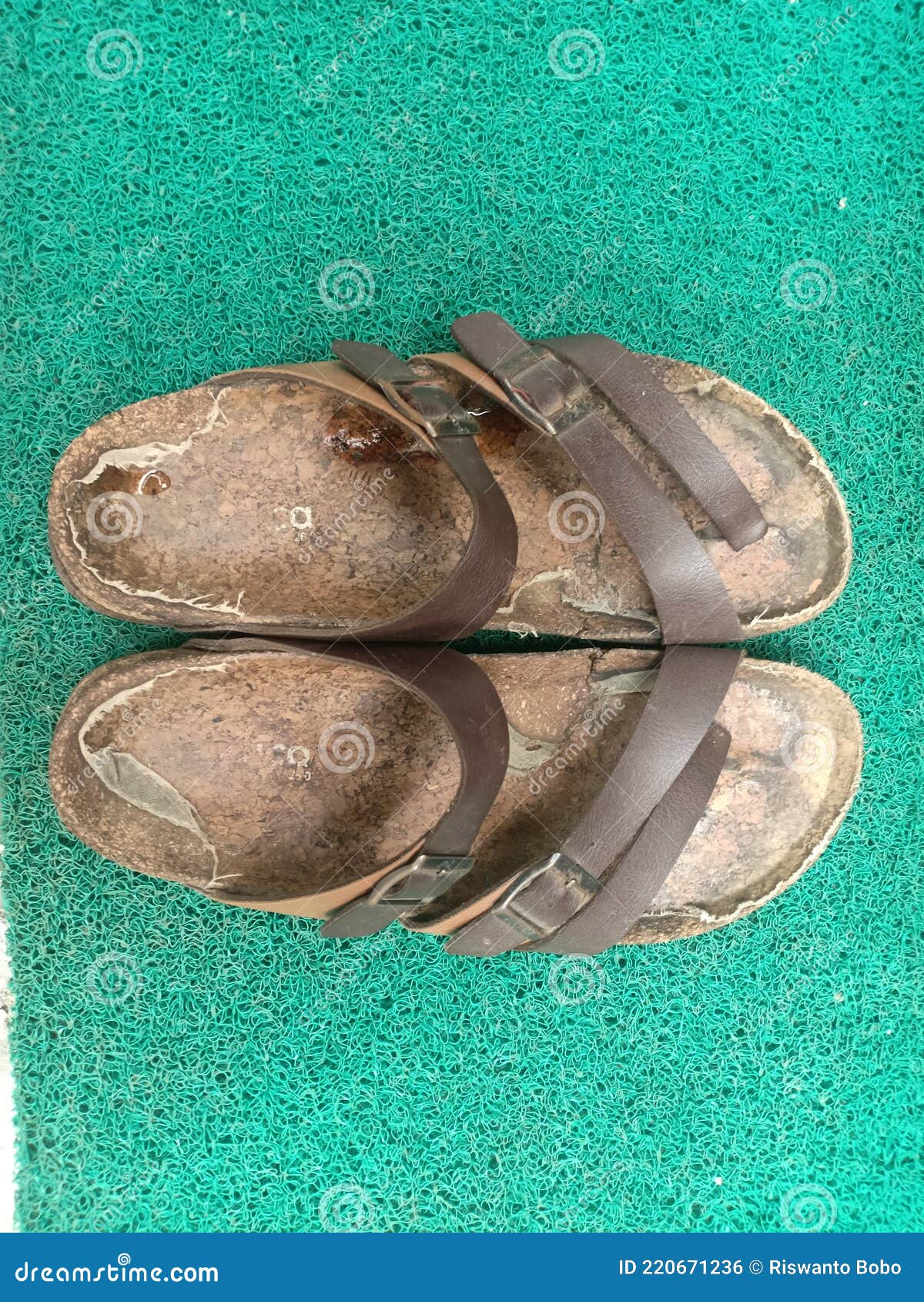 Sandalias que están foto de archivo. Imagen de mano - 220671236
