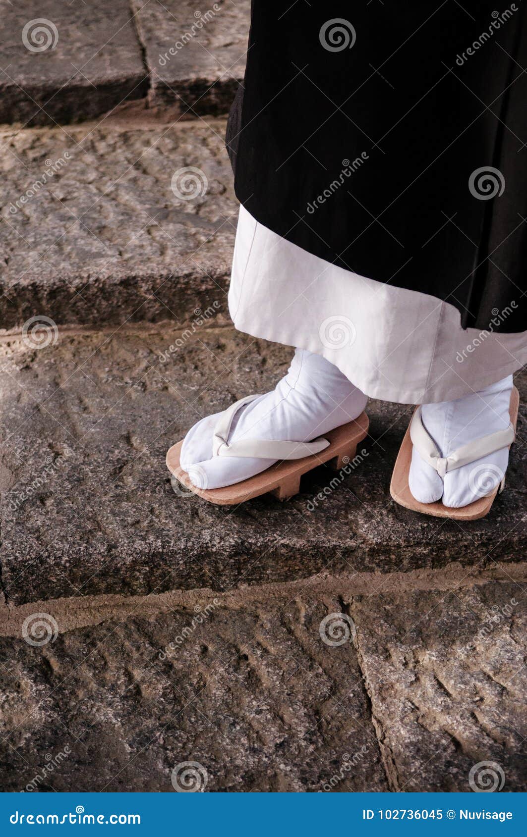 Sandalo Giapponese Del Costumn E Di Legno Del Sacerdote O GETA Immagine  Stock - Immagine di coltura, buddhism: 102736045