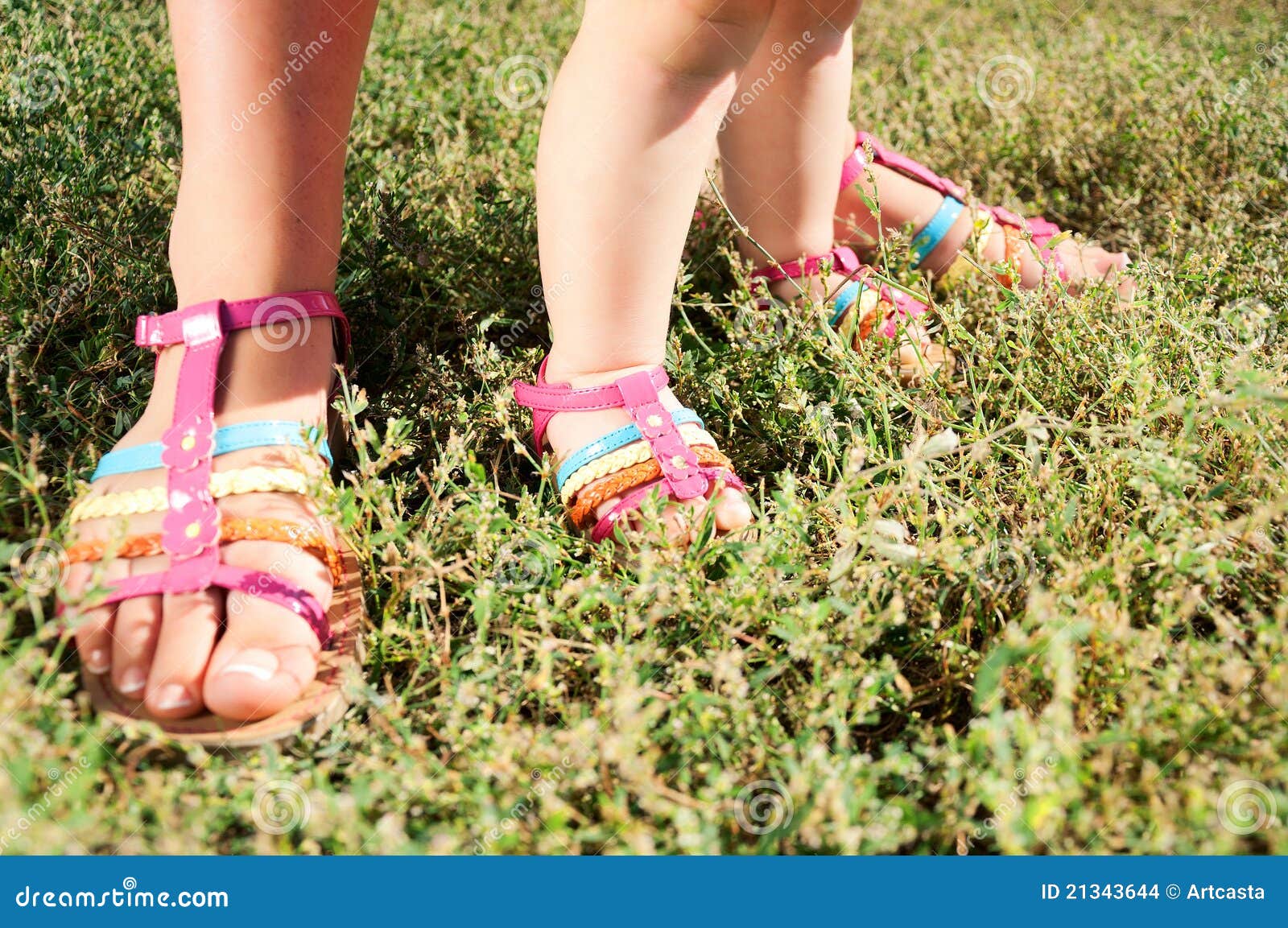 Девочки в сандалях. Девочка в сандалях. Ноги в сандалях. Детские ножки в босоножках. Детские ножки в сандалиях.