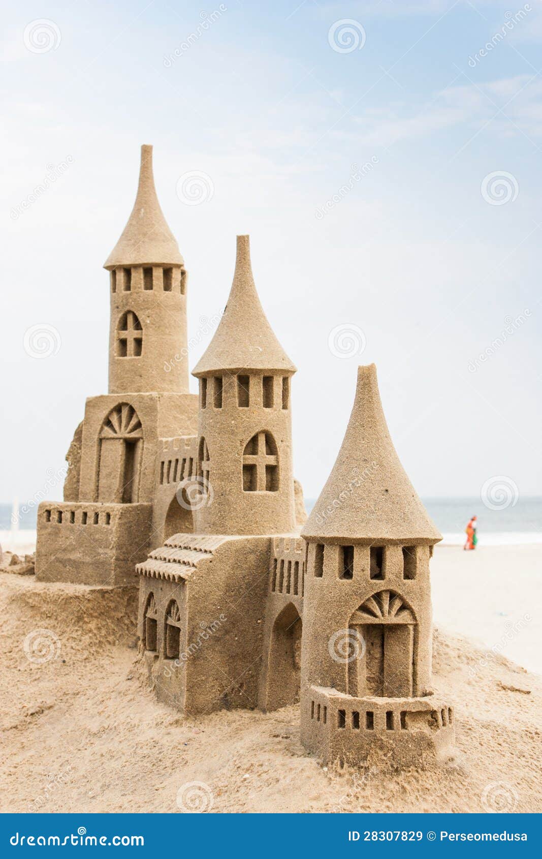 Грандиозный sandcastle на пляже во время дня лета