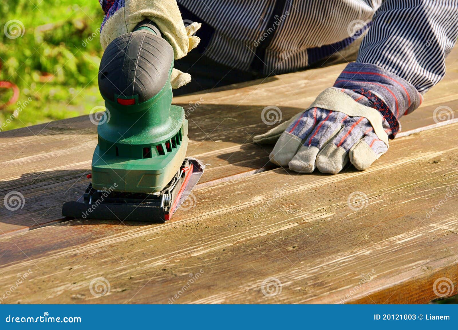 Sanding Cartoon Vector 16517605