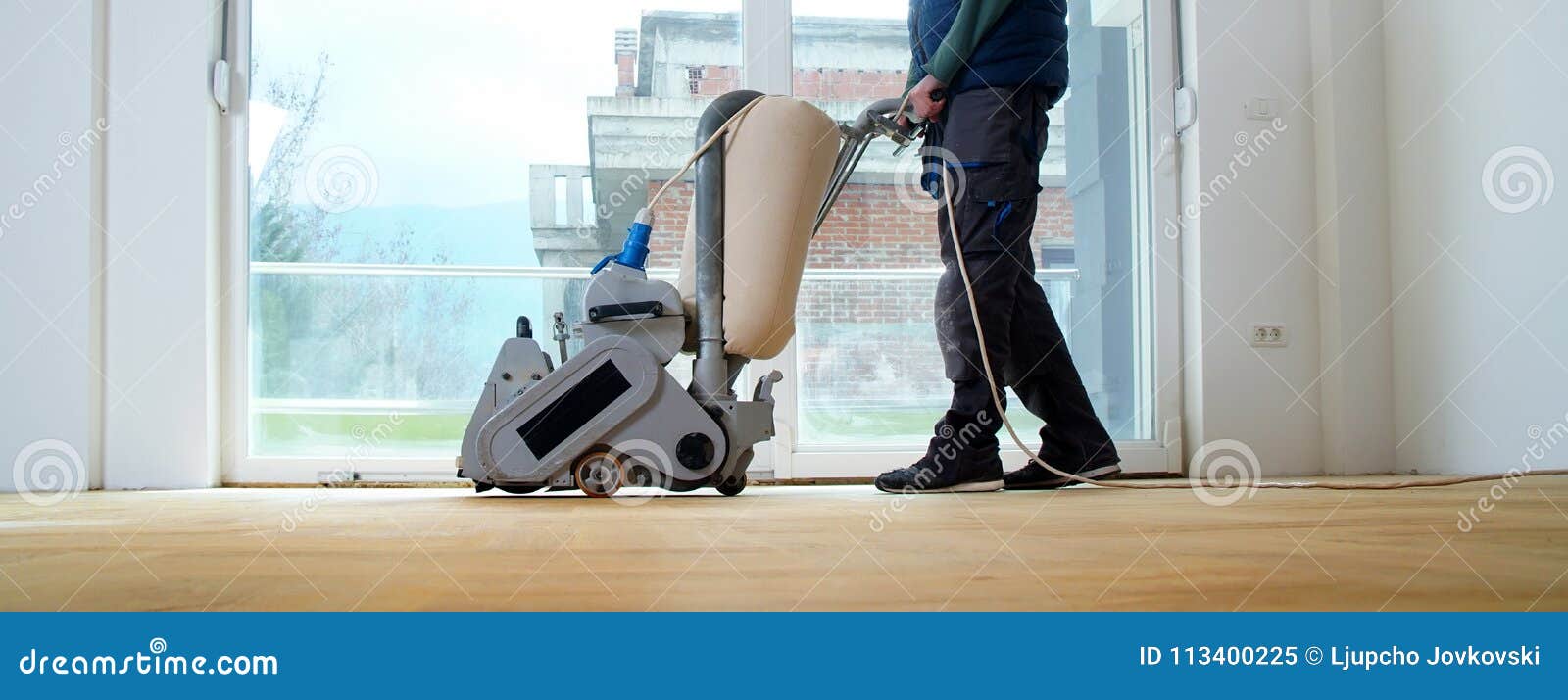 sanding parquet with the grinding machine
