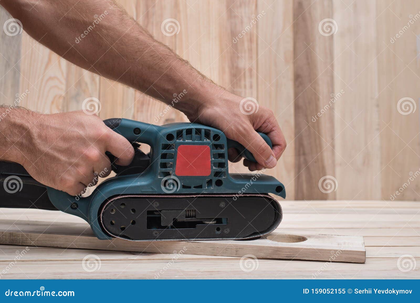 Sandre De Ceinture électrique, Sableuse à La Main Masculine Traitement Du  Brut Sur Une Table En Bois Brun Clair Vue Latérale, Fer Image stock - Image  du travail, bricoleur: 159052155