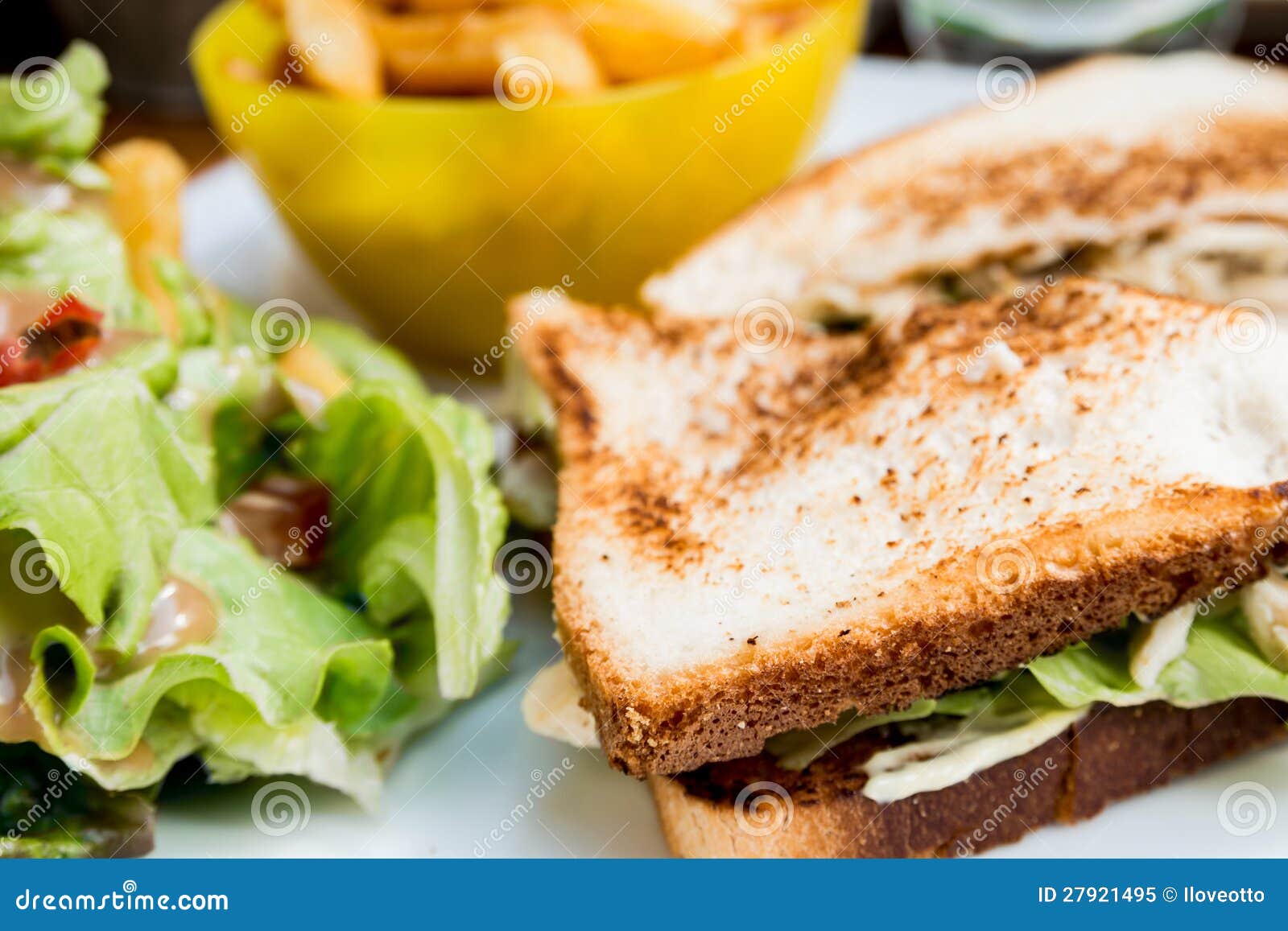 Sandwich mit Huhn, Käse und goldenen Pommesfrites