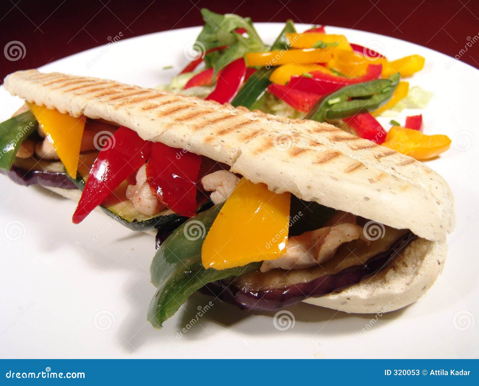 Sandwich&Salad stock afbeelding. Afbeelding bestaande uit vlezig - 320053