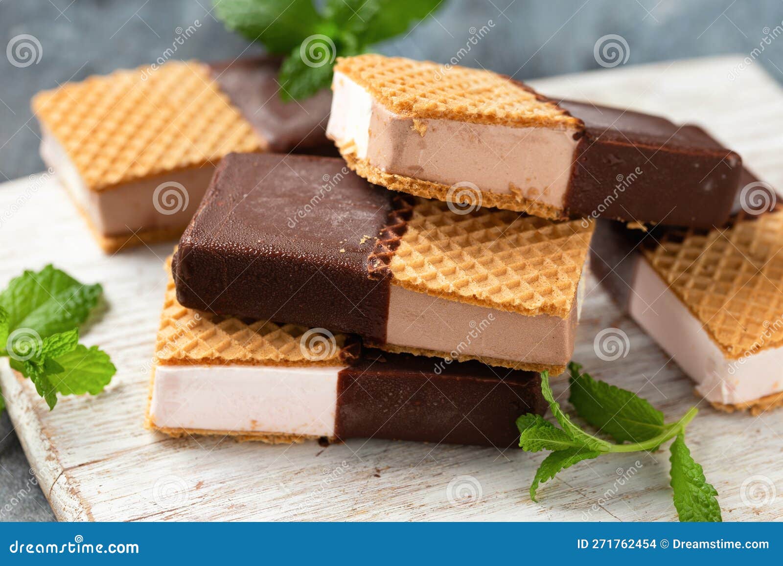 Sandwich De Helado Con Chocolate Y Obleas Foto de archivo - Imagen de  delicioso, galleta: 271762454, image size:1600x1157