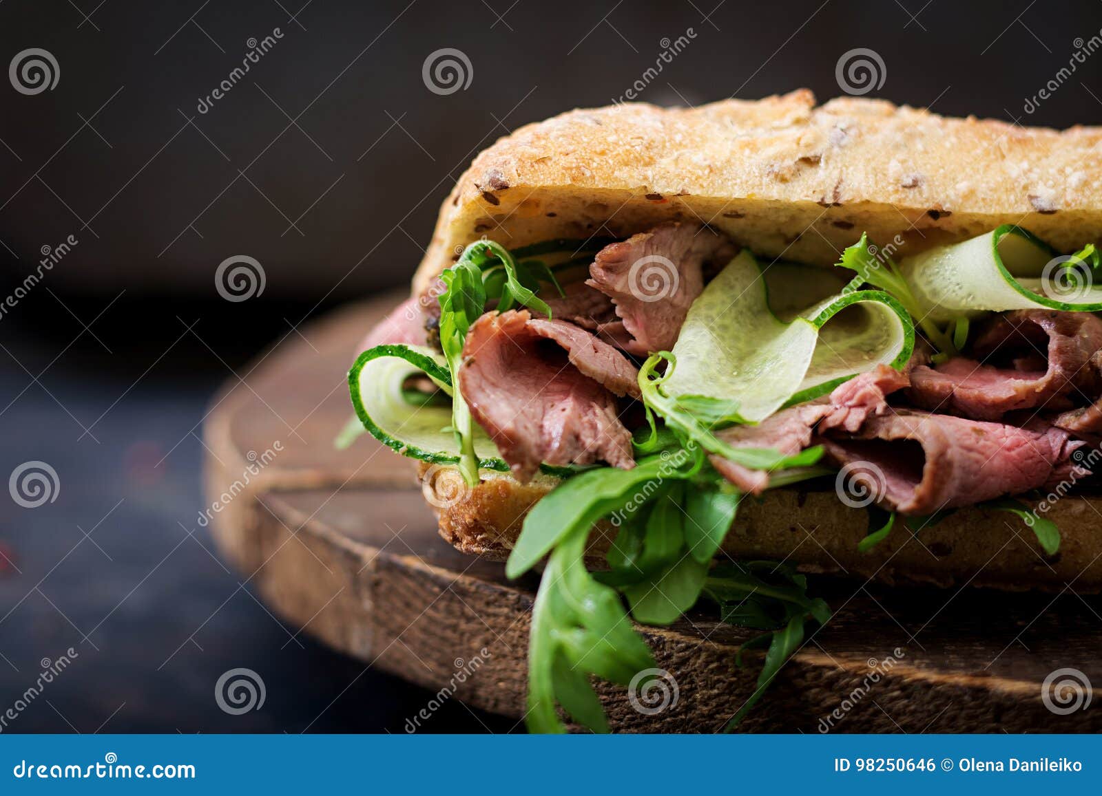 Sandwich Des Vollweizenbrotes Mit Roastbeef Stockfoto - Bild von grün ...