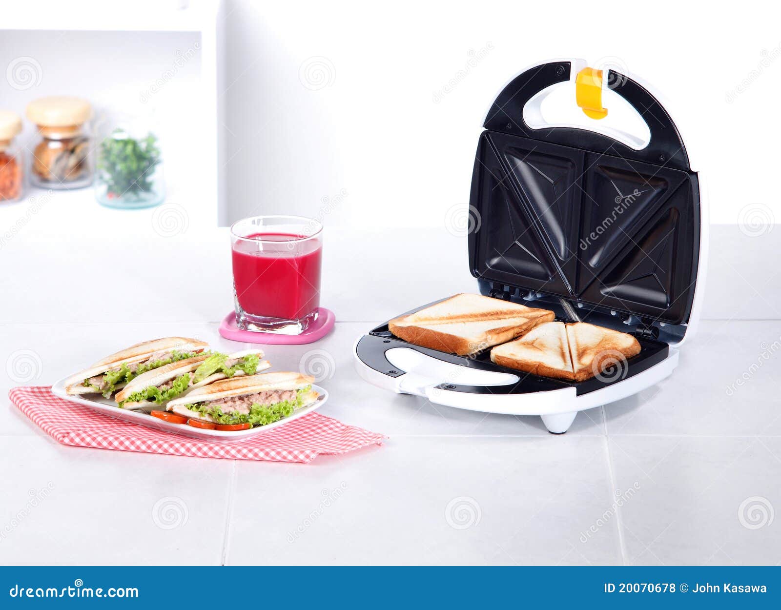 Hot Sandwiches In A Sandwich Maker Stock Photo - Download Image Now -  Appliance, Balance, Bread - iStock