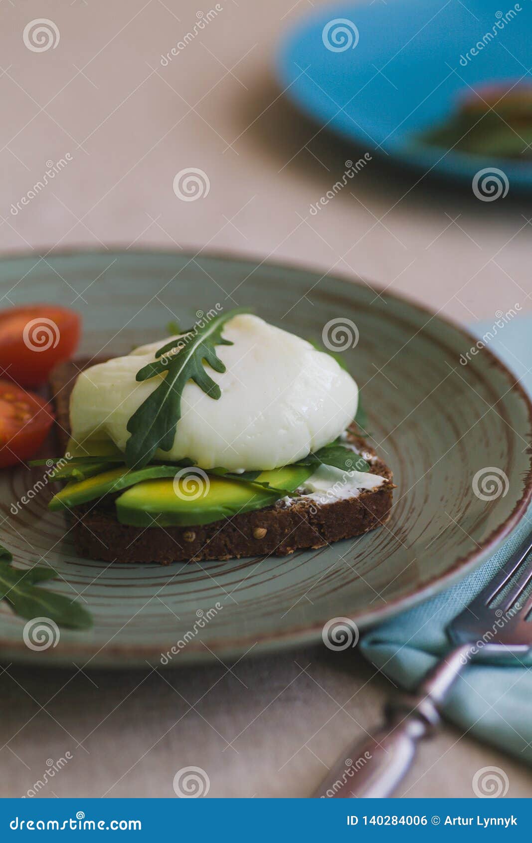 Sandwich Mit Avocado, Poschiertem Ei, Arugula Und Tomaten Stockfoto ...