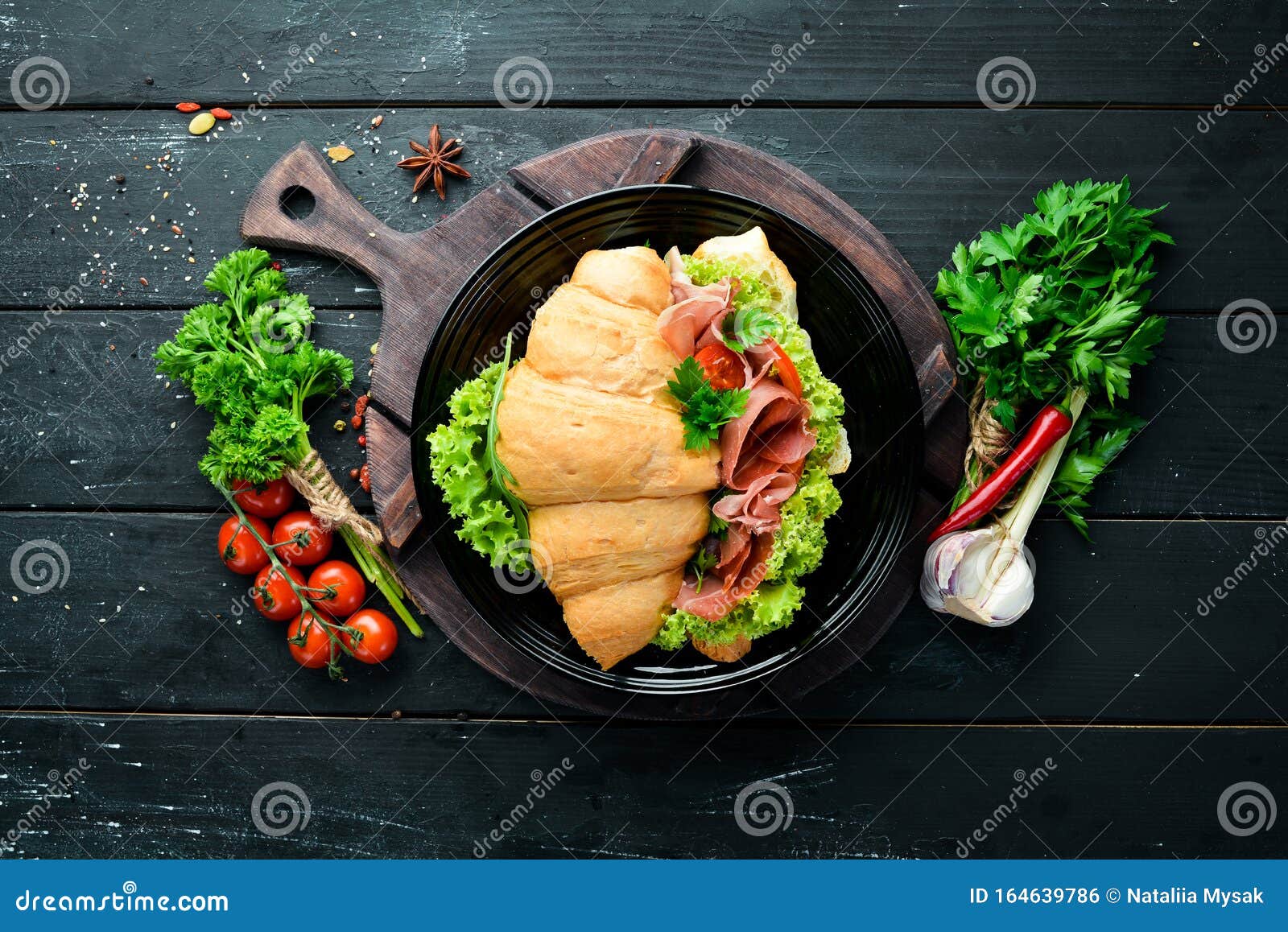 Sandwich Mit Den Scheiben Von Prosciutto Auf Dem Alten Holzboden
