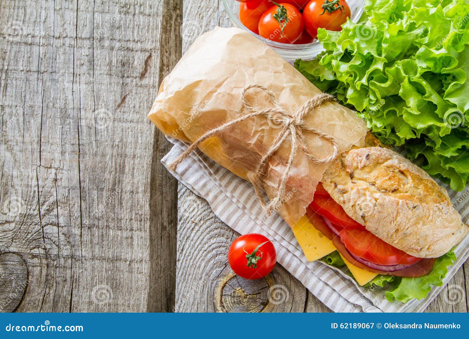 Sandwich Mit Käse Abd Schinken, Salat Und Tomaten Stockbild - Bild von ...