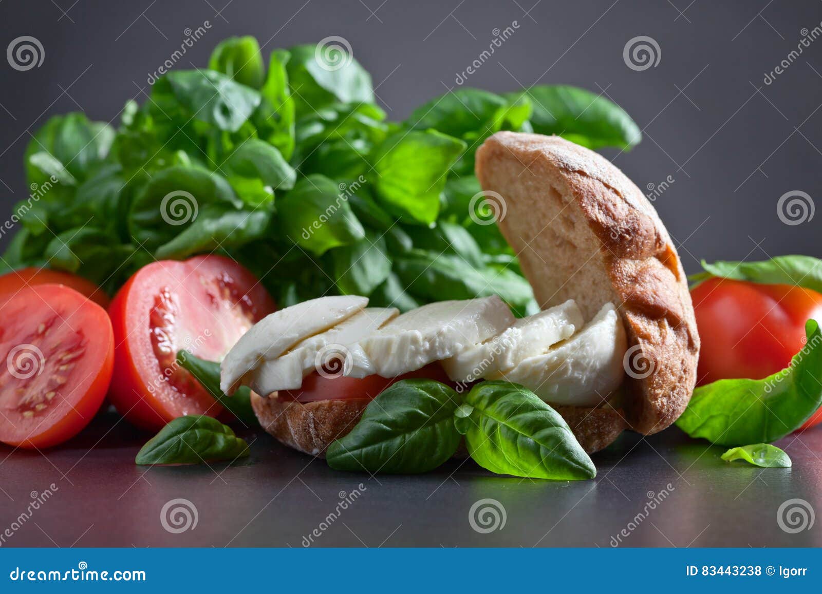 Sandwich Mit Mozzarella, Tomate Und Basilikum Stockfoto - Bild von ... Sandwich Mit Mozzarella, Tomate Und Basilikum Stockfoto - Bild von ...