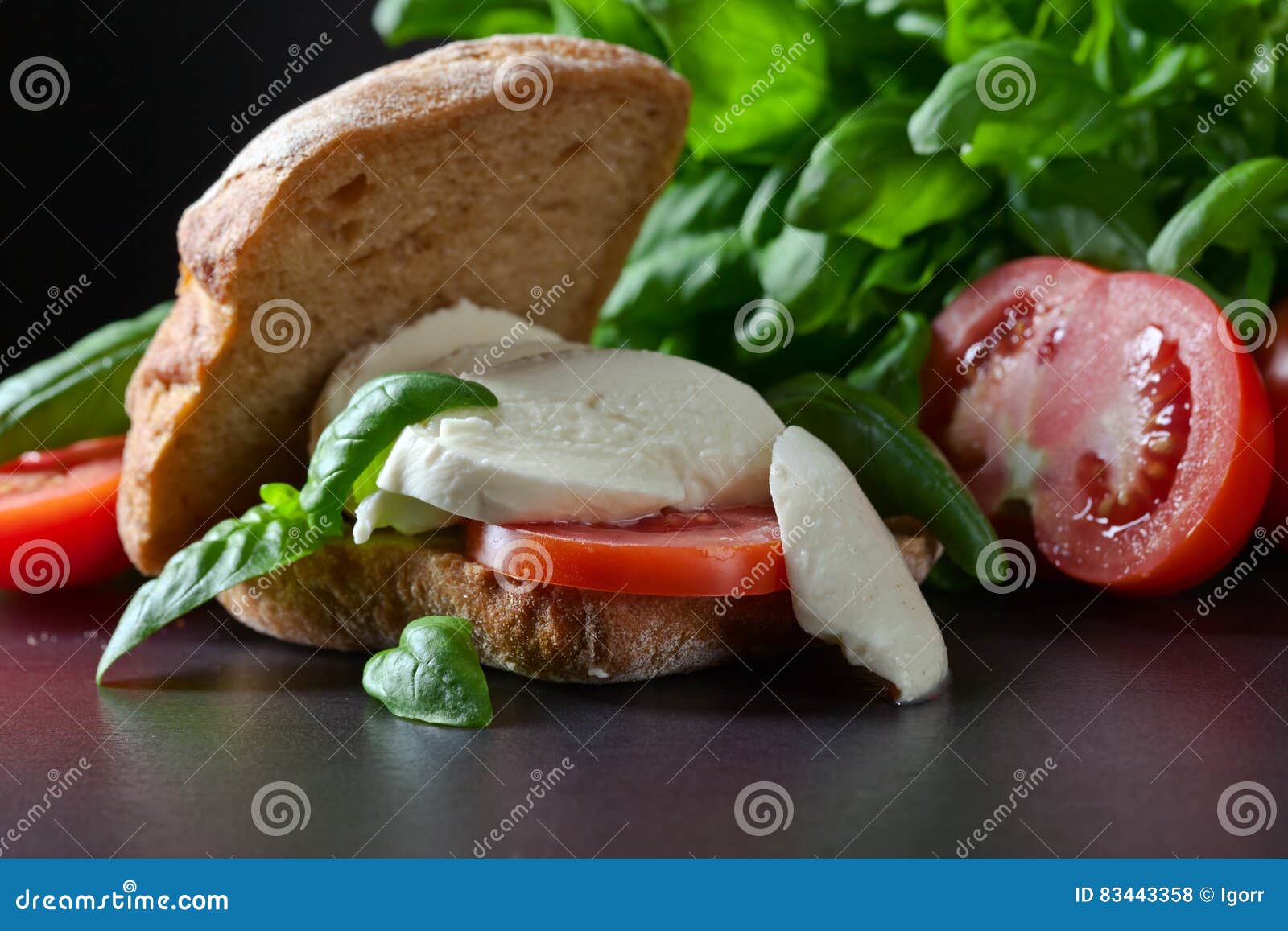 Sandwich Mit Mozzarella, Tomate Und Basilikum Stockfoto - Bild von ... Sandwich Mit Mozzarella, Tomate Und Basilikum Stockfoto - Bild von ...
