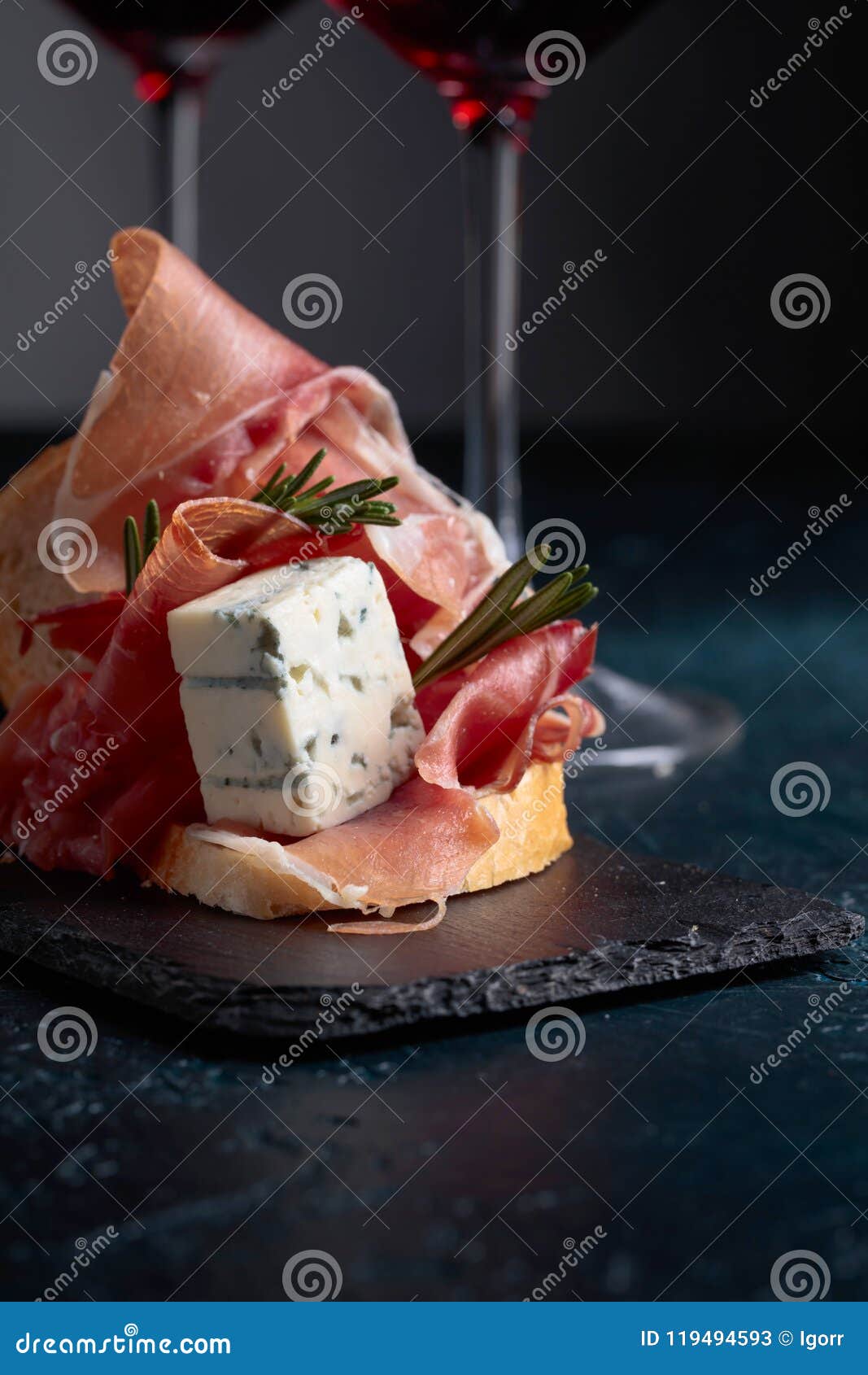 Sandwich Mit Prosciutto, Blauschimmelkäse Und Rosmarin Stockbild - Bild ...