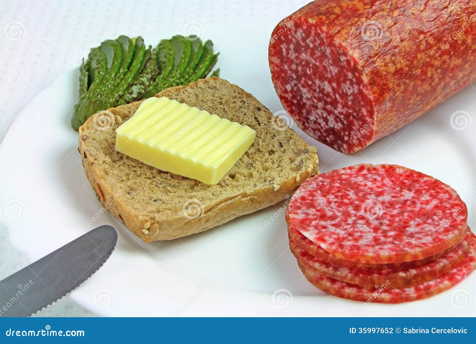 Sandwich Mit Salami, Butter Und Gurken Stockfoto Bild von scheibe