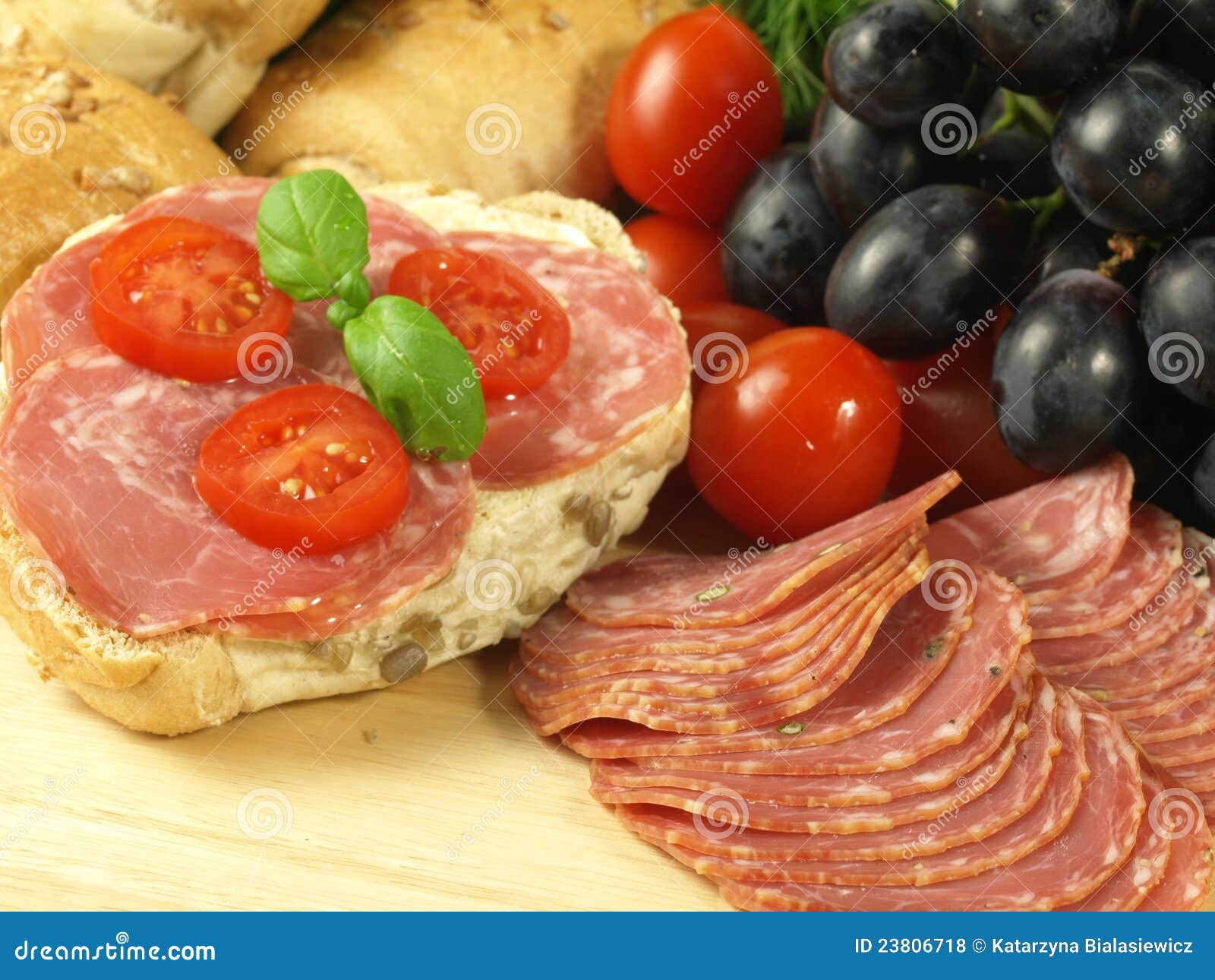 Sandwich Mit Salami Und Tomaten. Stockfoto - Bild von frech, verzierung ...