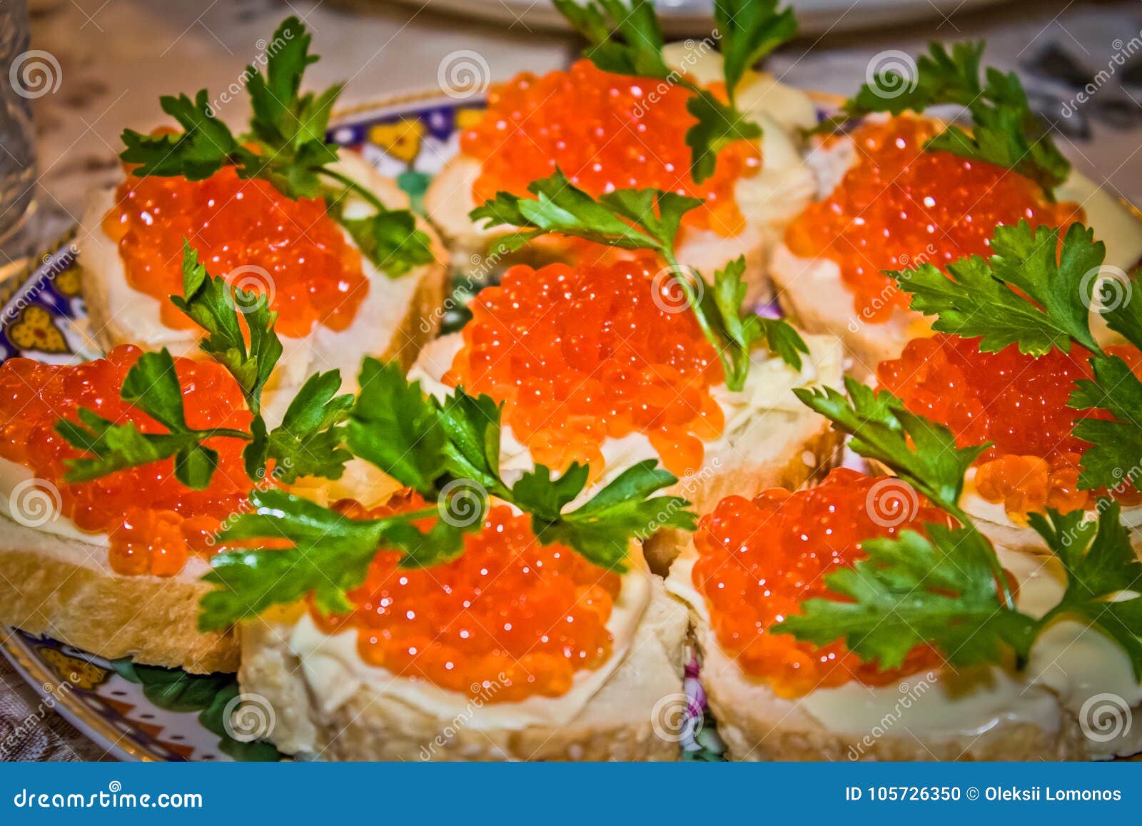 Sandwiche Mit Rotem Kaviar Auf Dem Tisch Stockfoto - Bild von köstlich ...